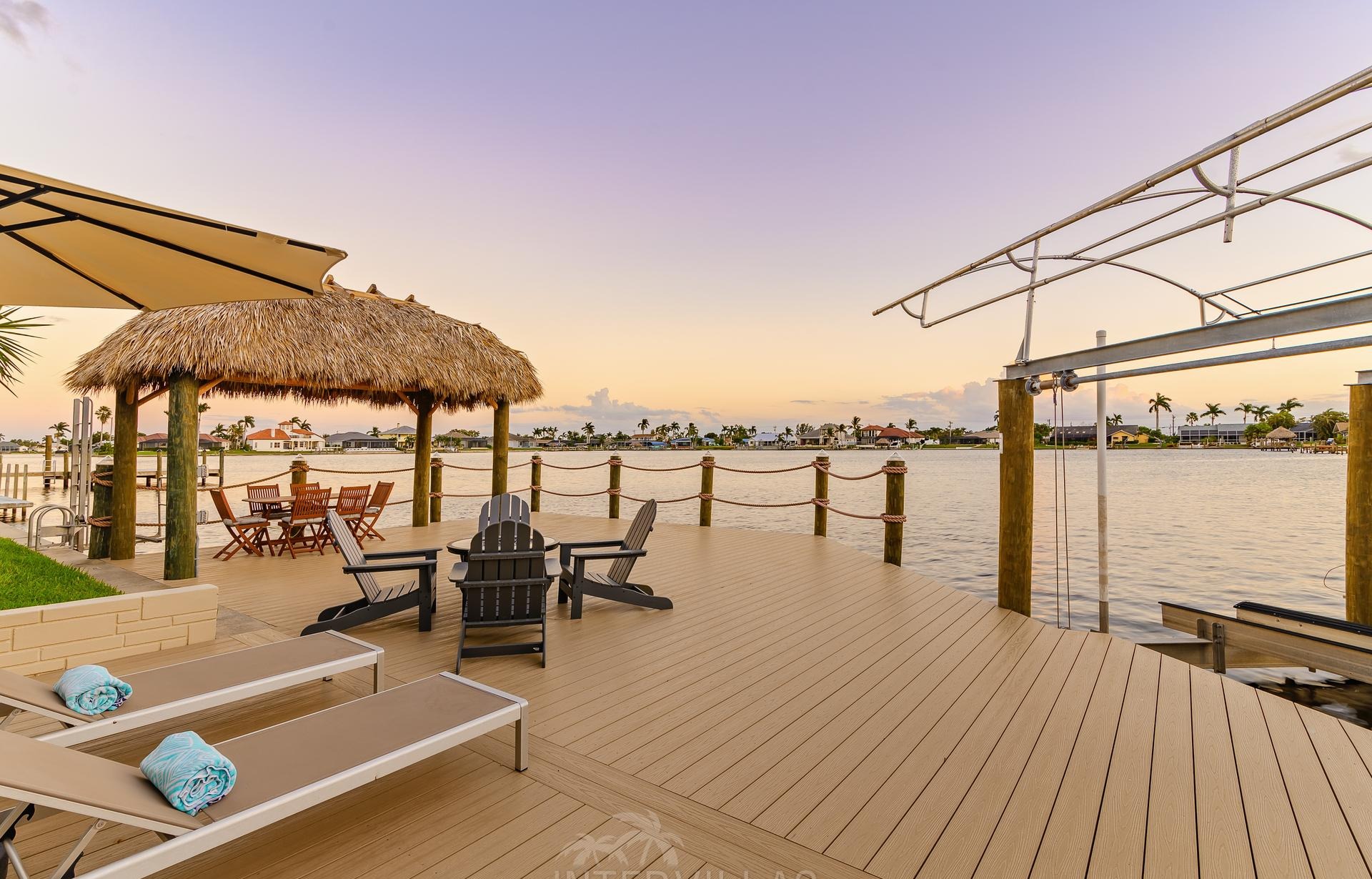 Südlich ausgerichteter Salzwasserpool mit Spa und Blick auf den Kanal.