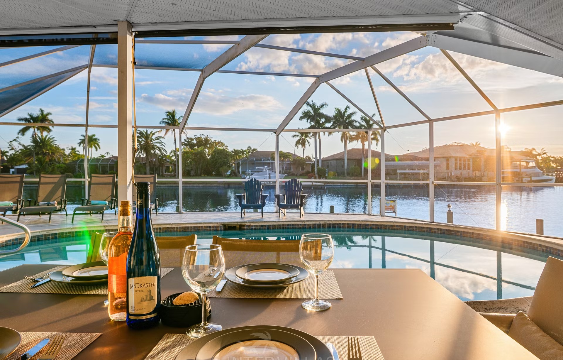 Renovierte Waterfront-Villa am Kanal mit Bootsdock, Bootslift und beheiztem Pool.