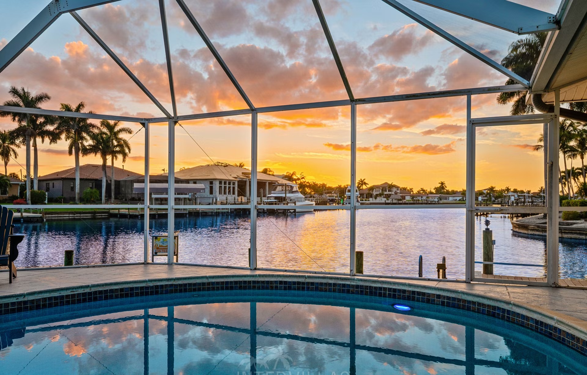 Bootsdock mit Bootslift am Kanal (Gulf Access) hinter dem Haus.