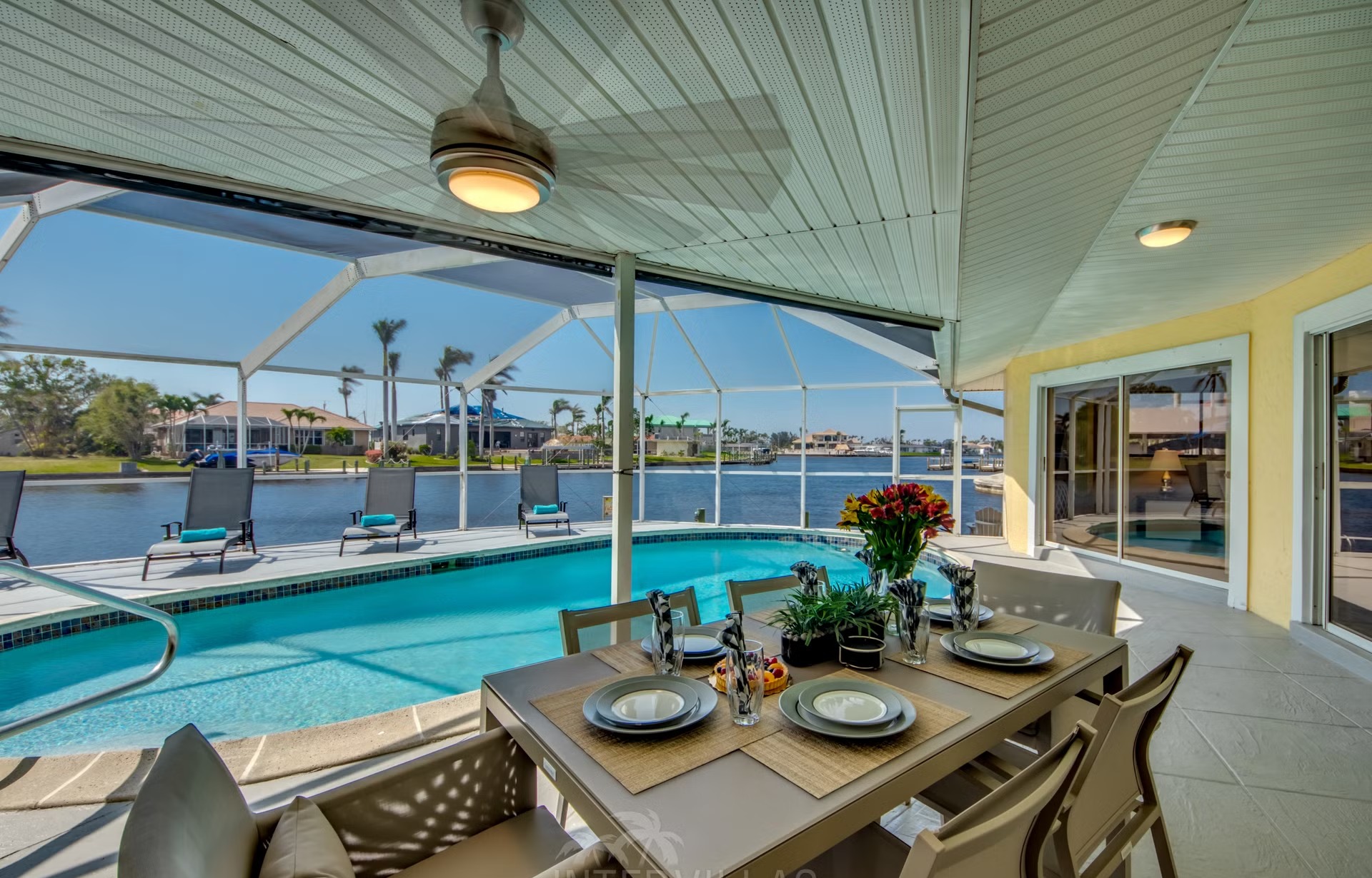 Bootsdock mit Bootslift am Kanal (Gulf Access) mit Blick aufs Wasser.