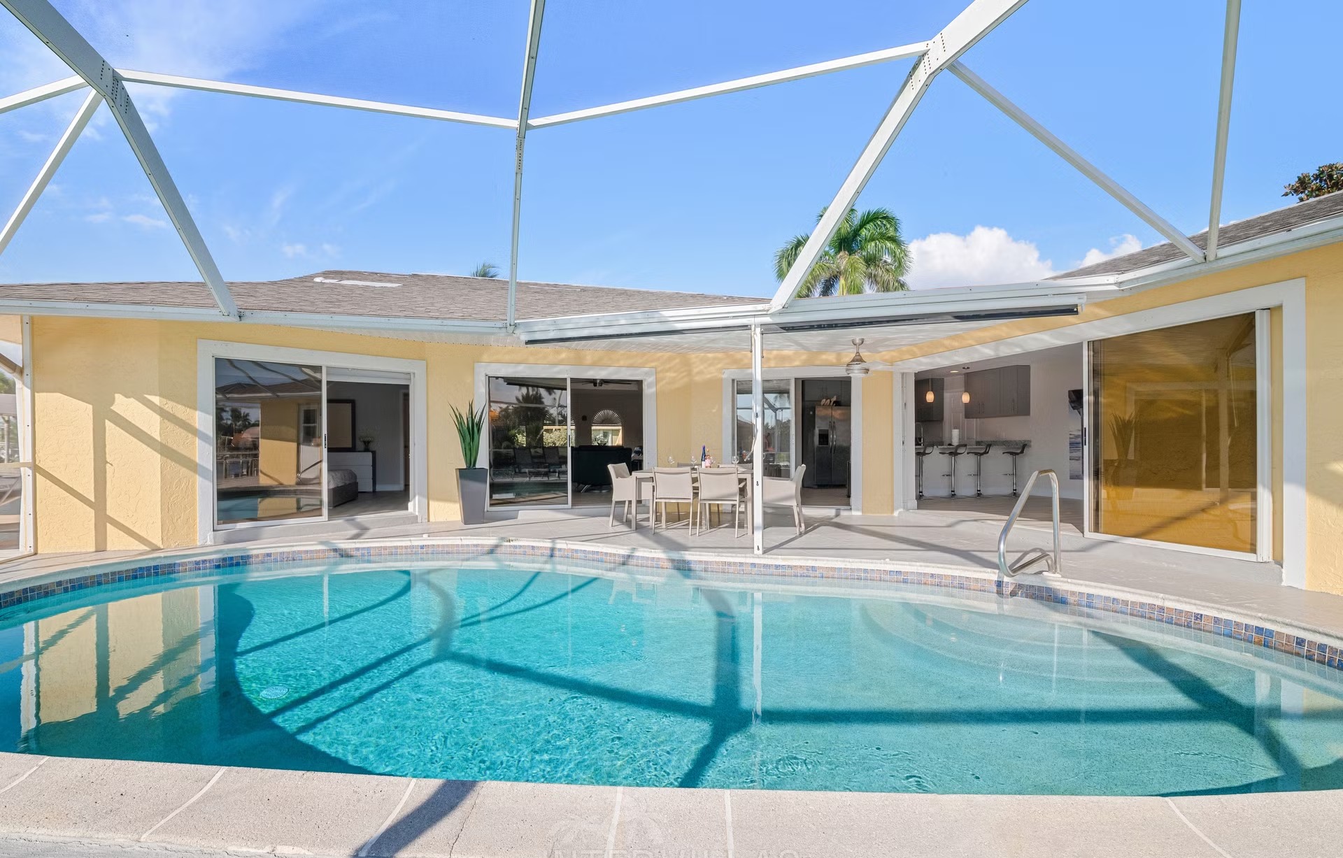 Bootsdock mit Lift am Kanal (Gulf Access) neben dem Haus.