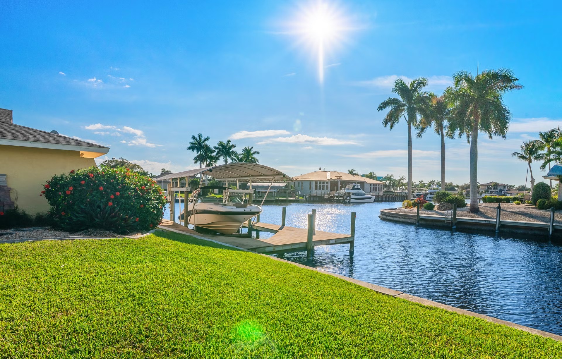 Bootsdock mit Bootslift am Kanal (Gulf Access) in Cape Coral.