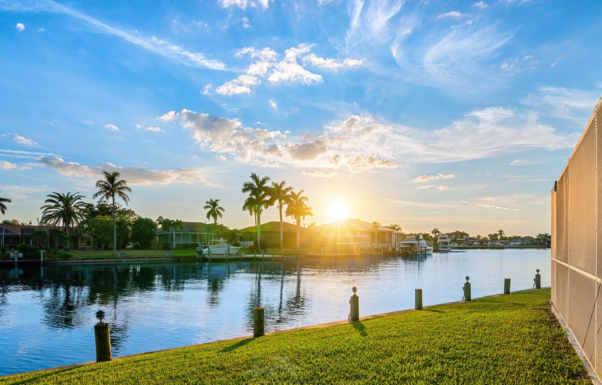 Bootsdock mit Lift am Kanal (Gulf Access) mit Blick aufs Wasser.