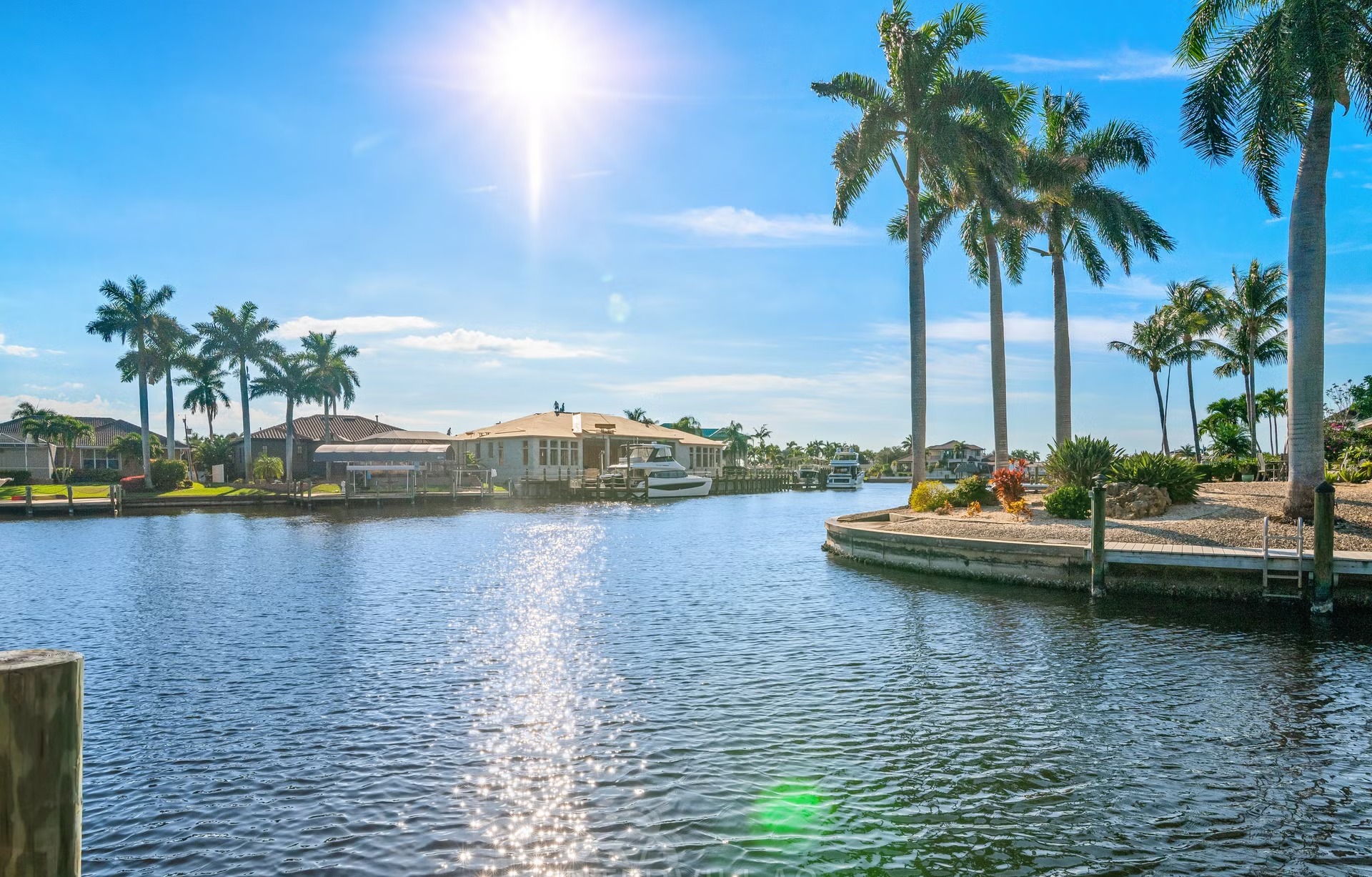 Bootsdock mit Lift am Kanal (Gulf Access) vor der Villa.