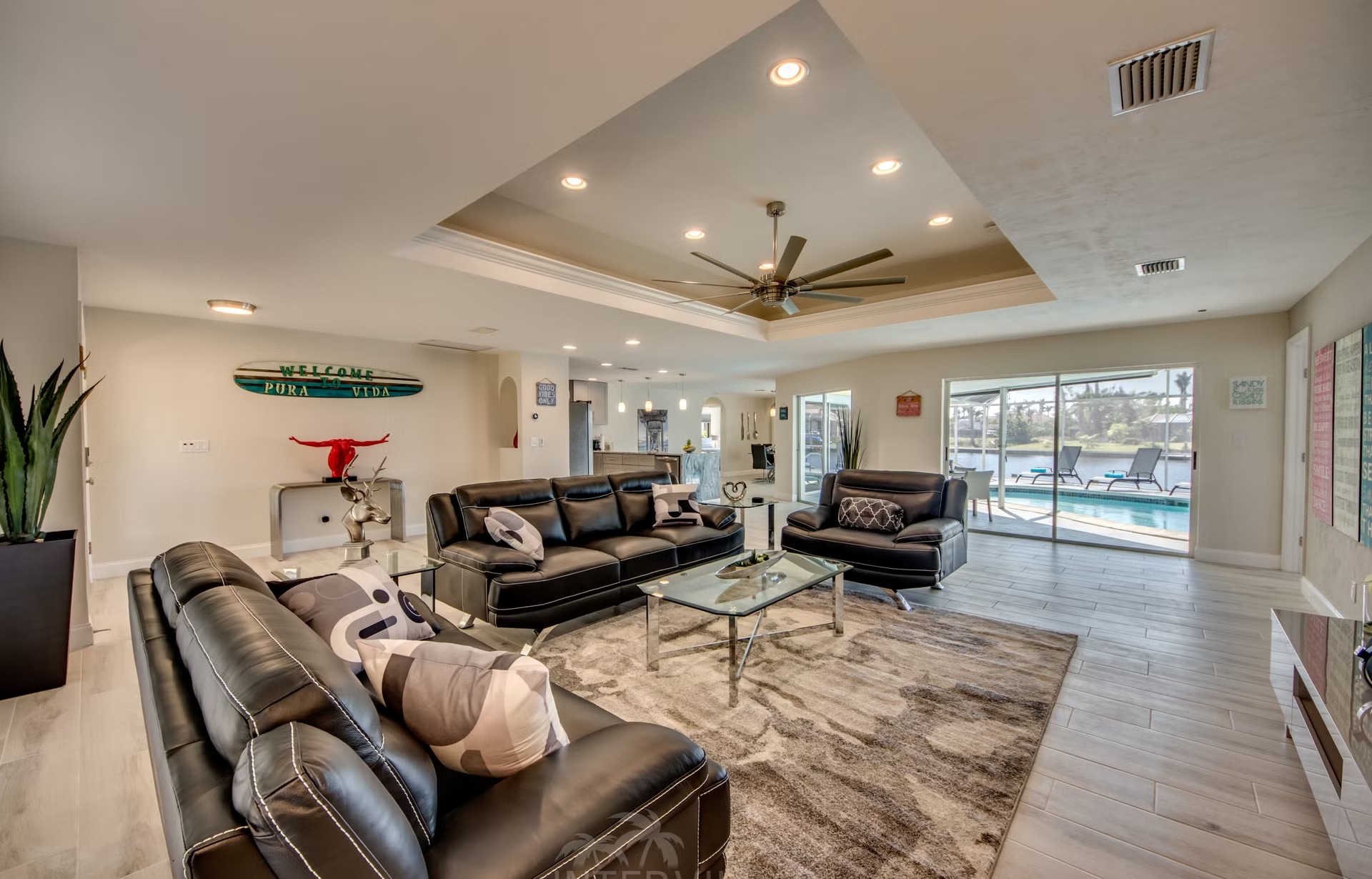 Bootsdock mit Lift am Kanal (Gulf Access) neben der Villa.