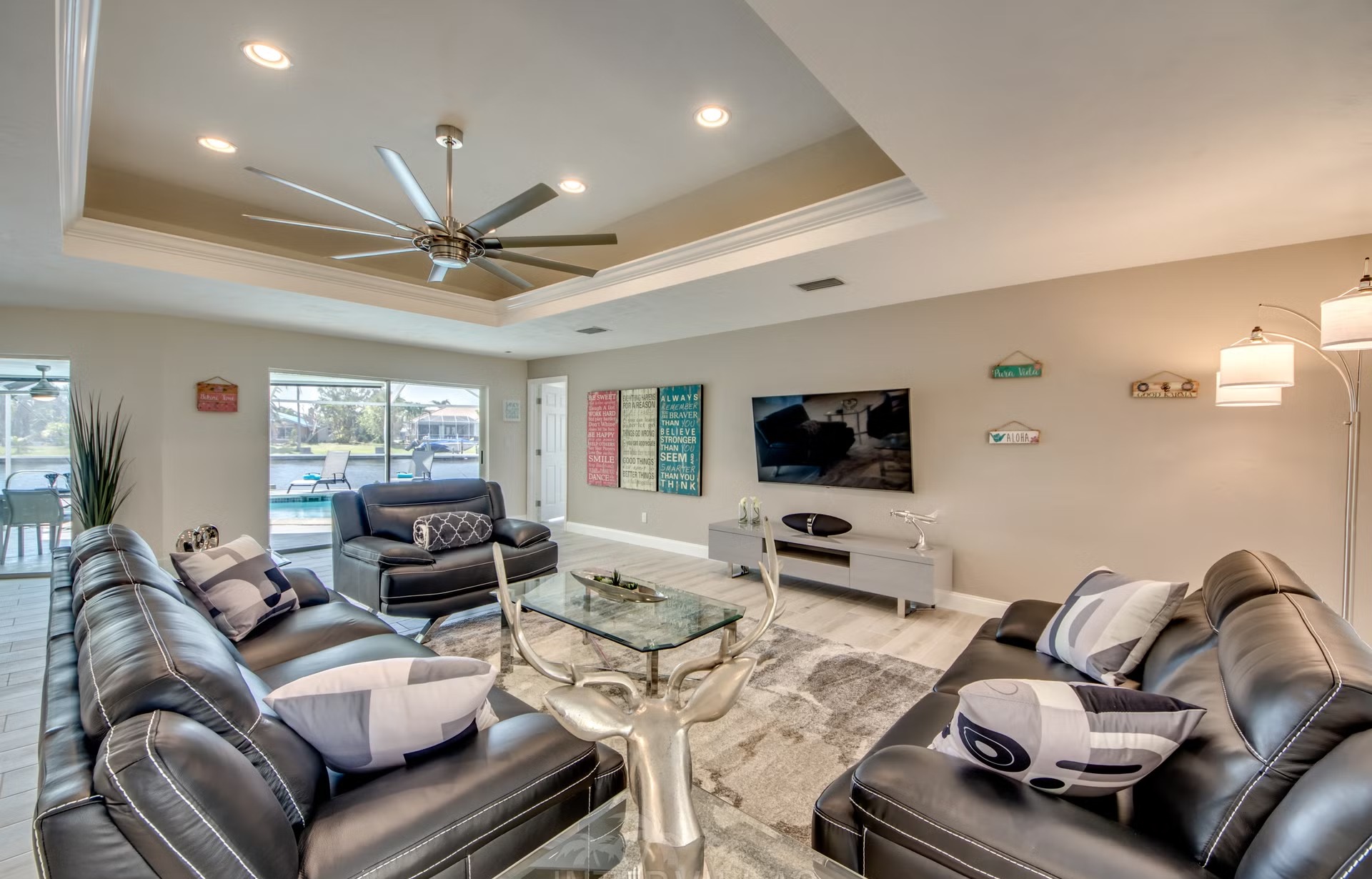 Bootsdock mit Bootslift am Kanal (Gulf Access) in Cape Coral.