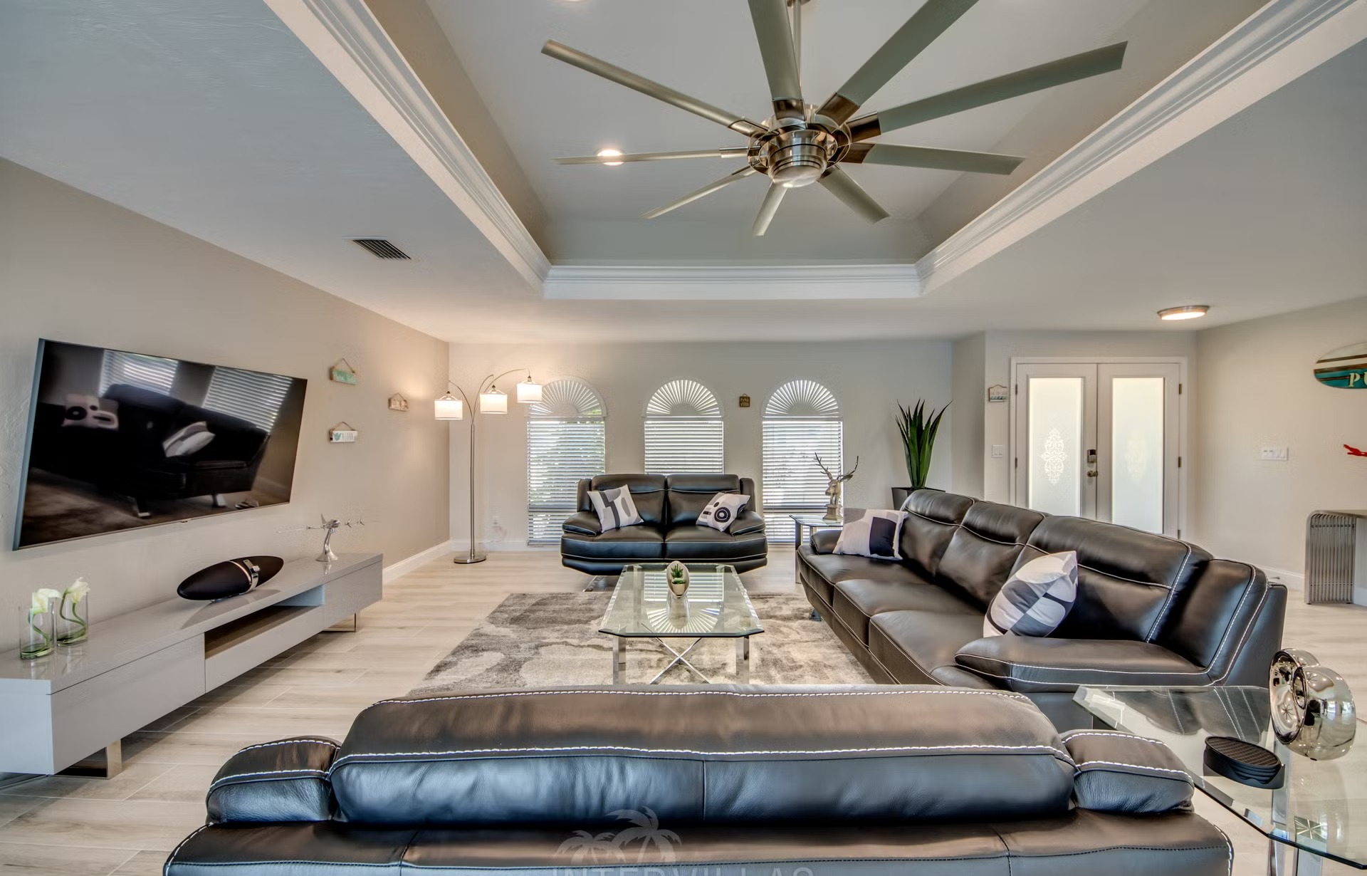 Bootsdock mit Lift am Kanal (Gulf Access) neben der Villa.