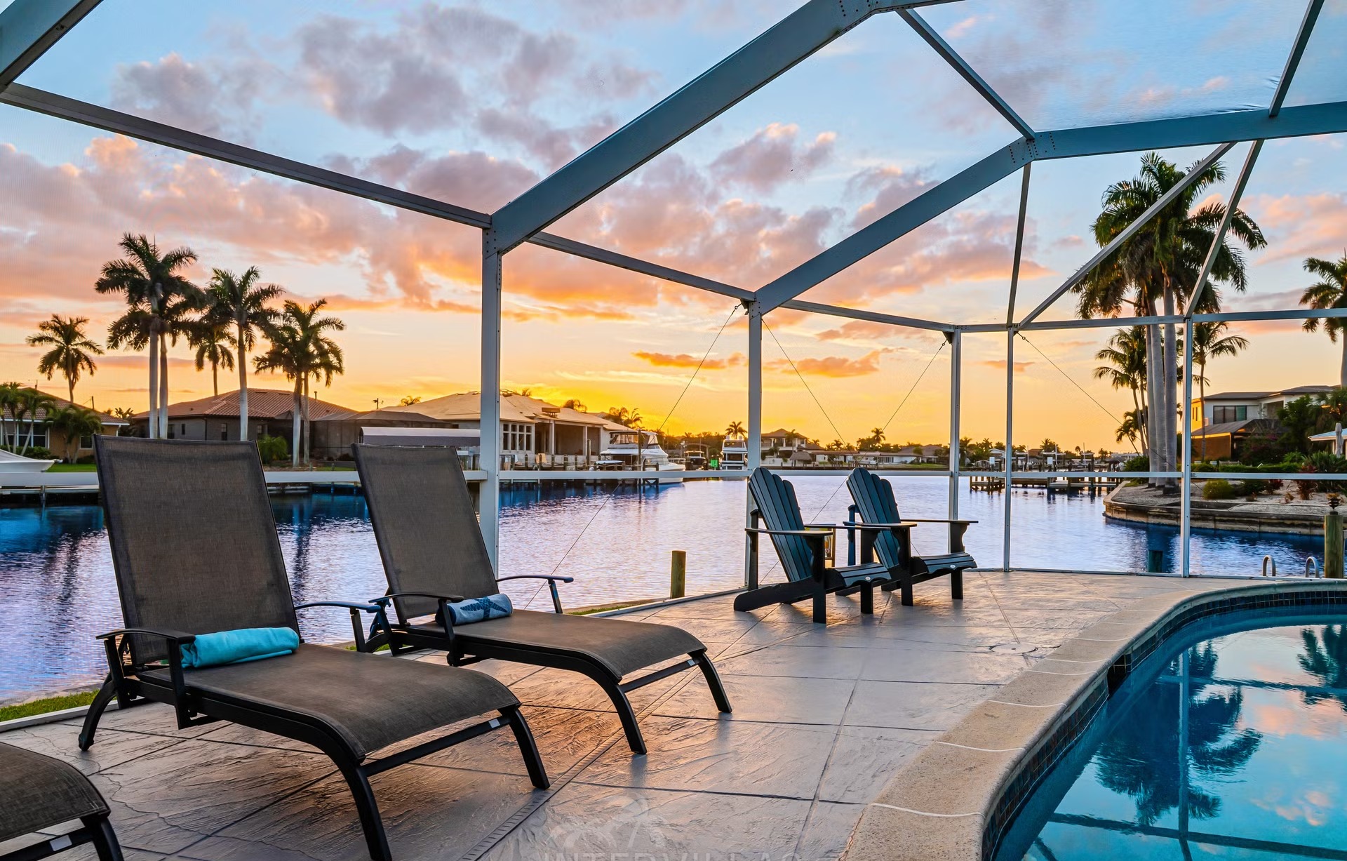 Bootsdock mit Bootslift am Kanal (Gulf Access)