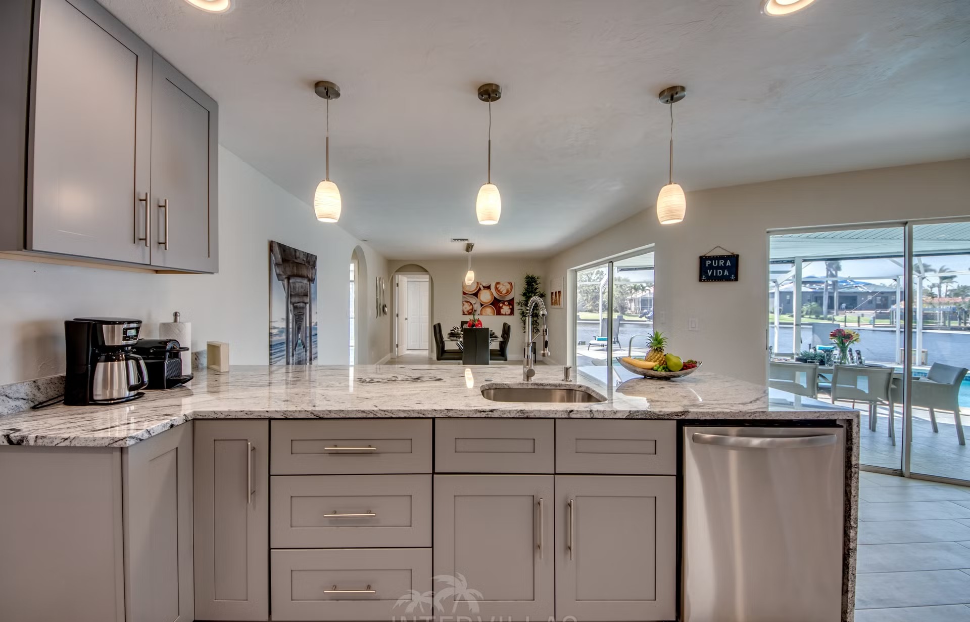 Bootsdock mit Lift am Kanalzugang (Gulf Access) in Cape Coral.