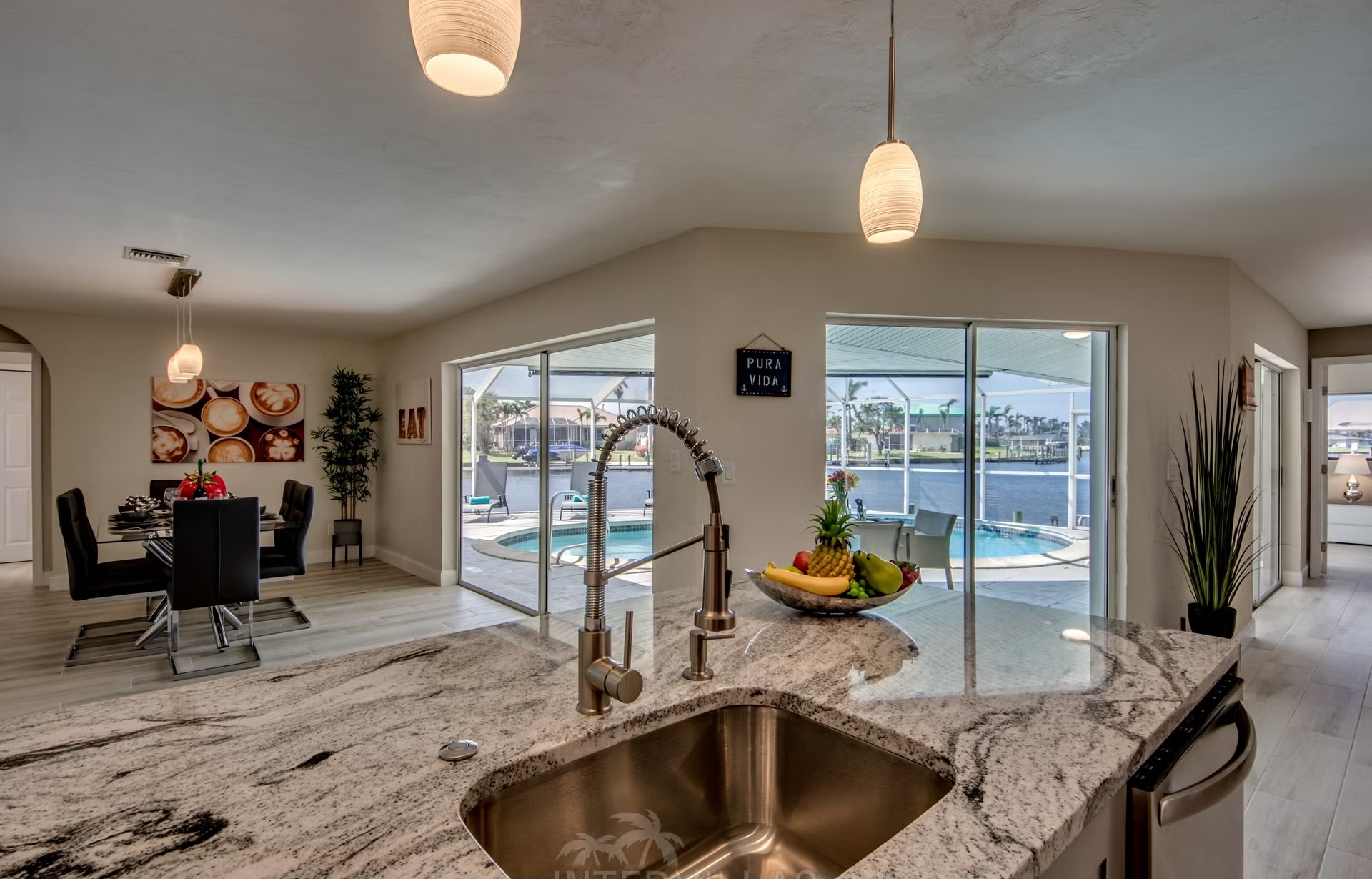 Bootsdock mit Bootslift am Kanal (Gulf Access)