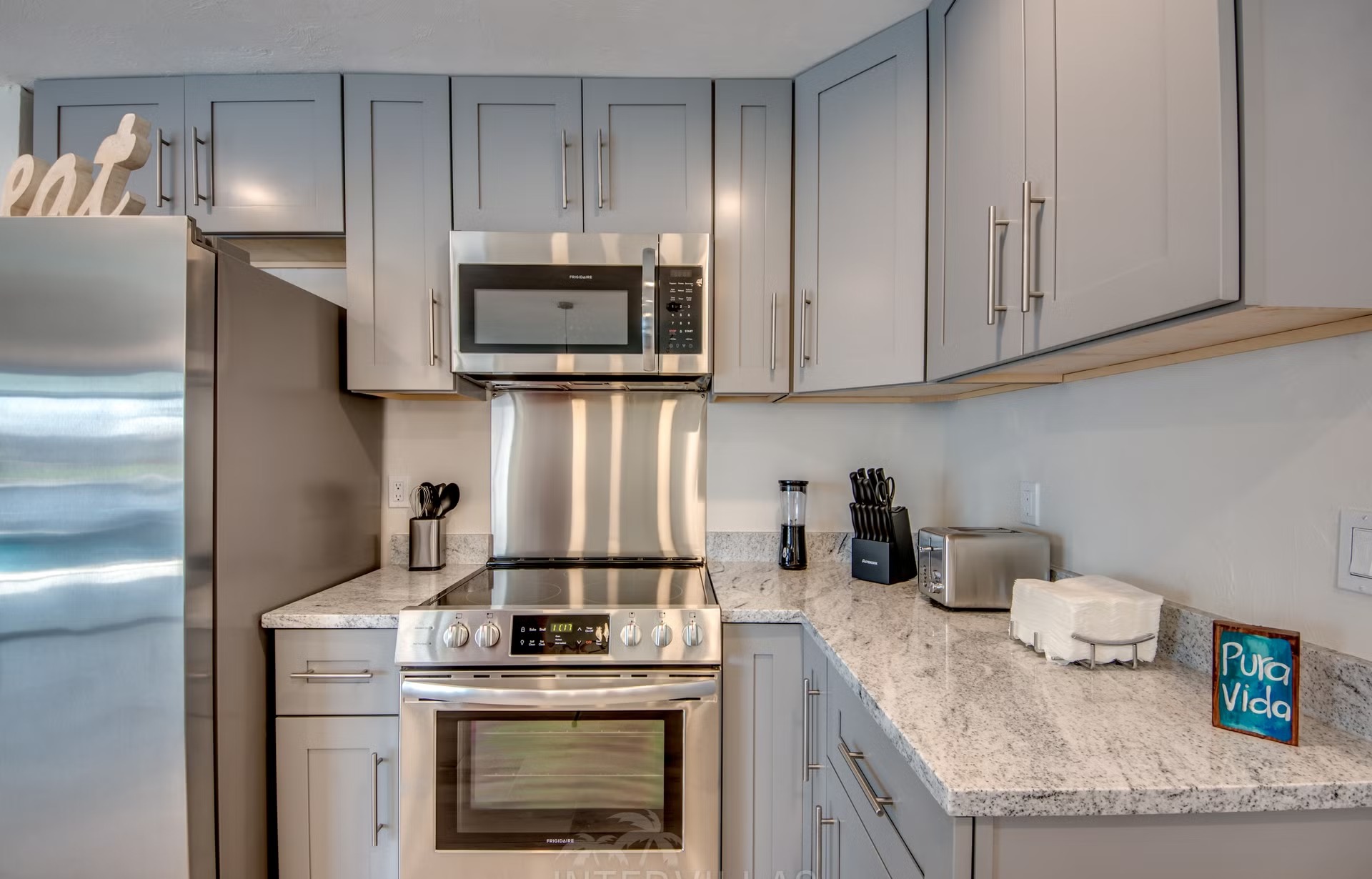 Bootsdock mit Lift am Kanal (Gulf Access) vor der Villa.