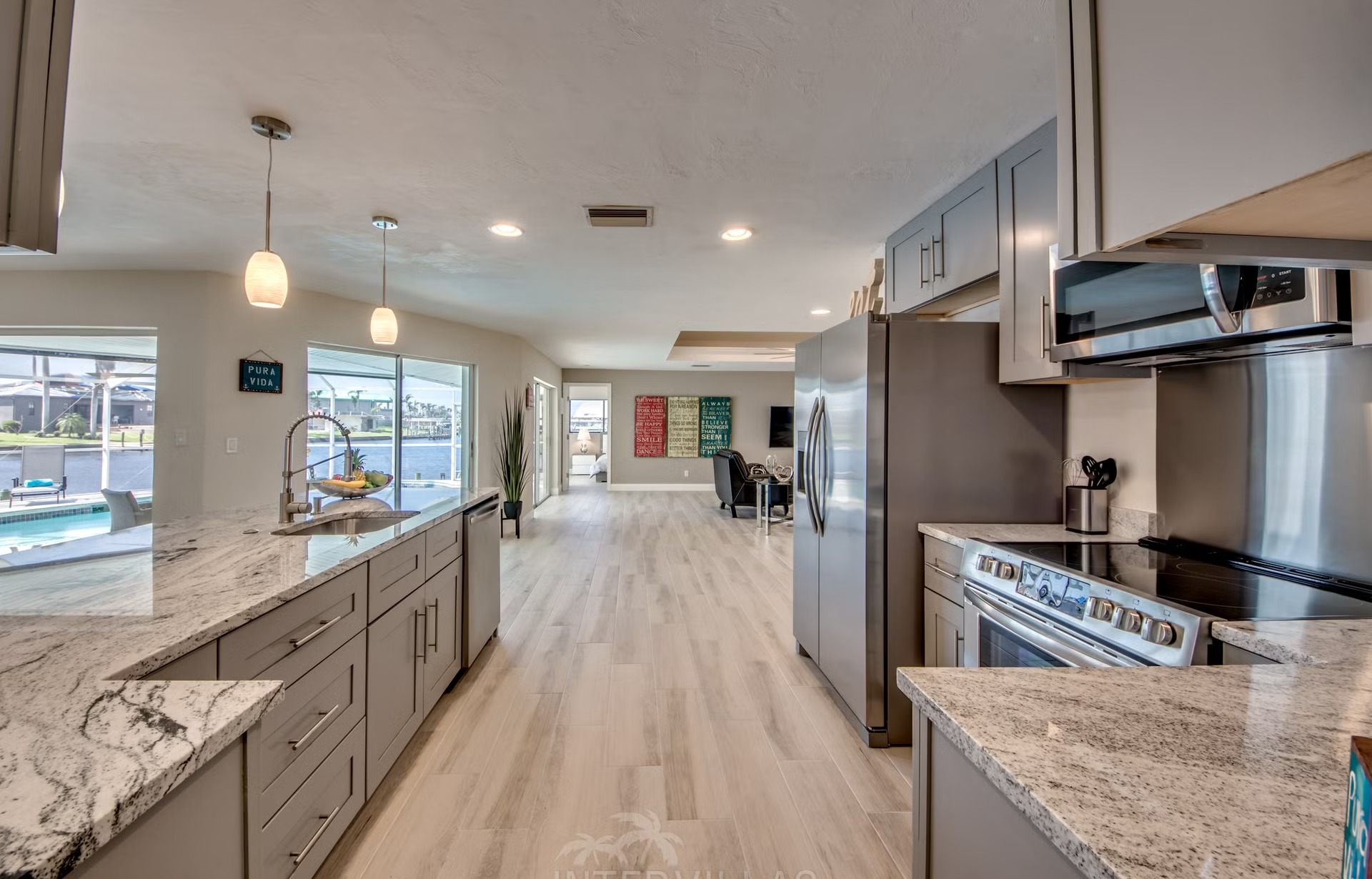 Bootsdock mit Bootslift am Kanal (Gulf Access)