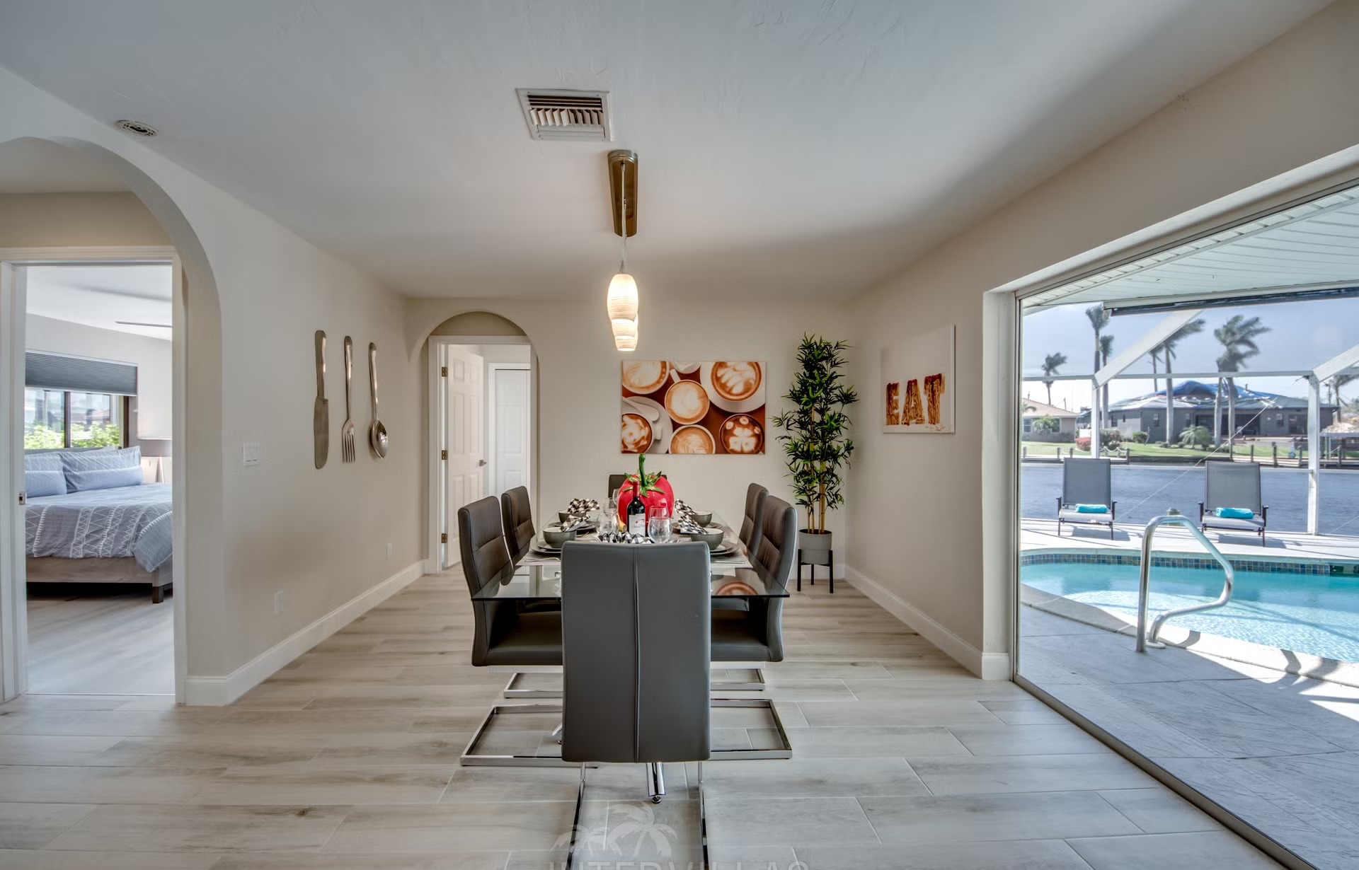 Bootsdock mit Lift am Kanal (Gulf Access)