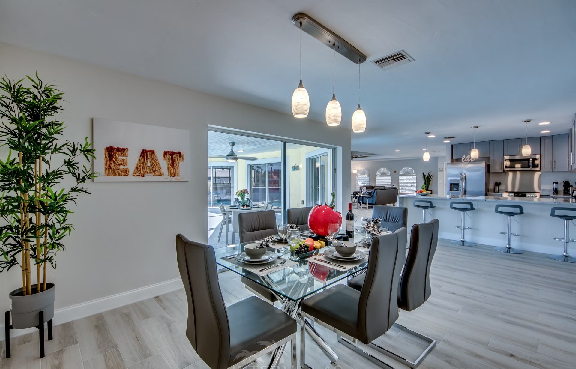 Bootsdock mit Bootslift am Kanal (Gulf Access) vor der Villa.