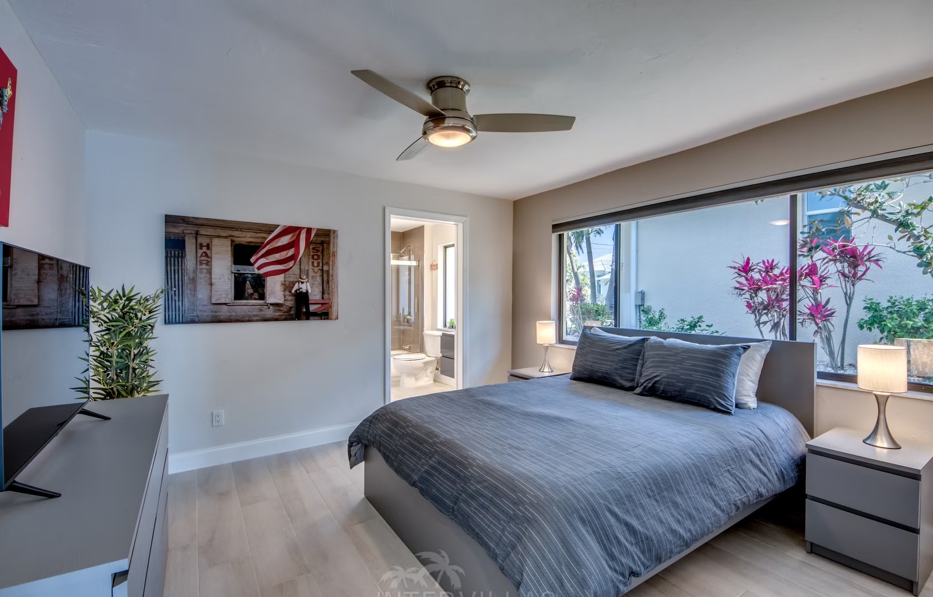 Bootsdock mit Bootslift am Kanal (Gulf Access)