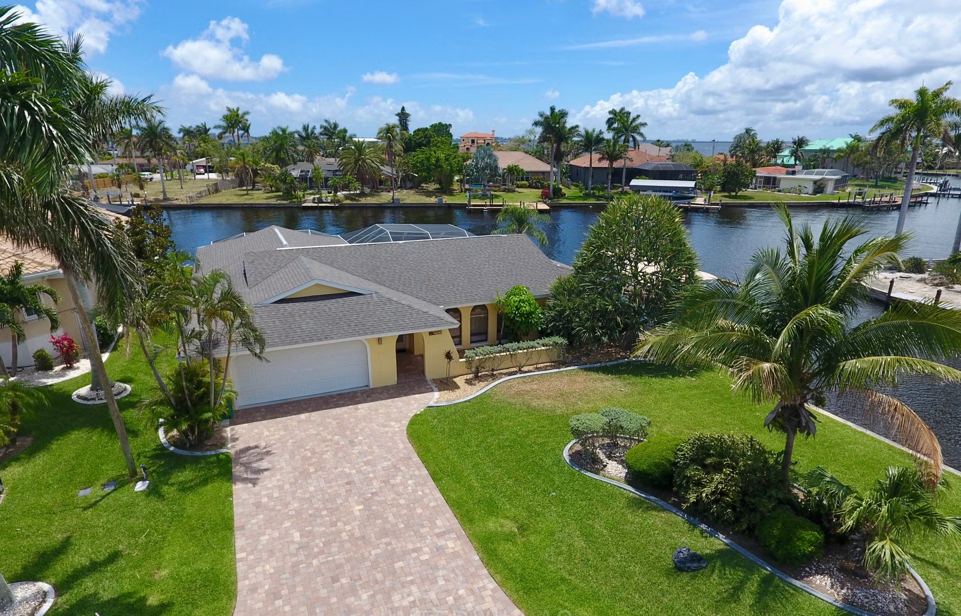 Beheizter Pool mit Blick auf den Kanal und Bootsdock.