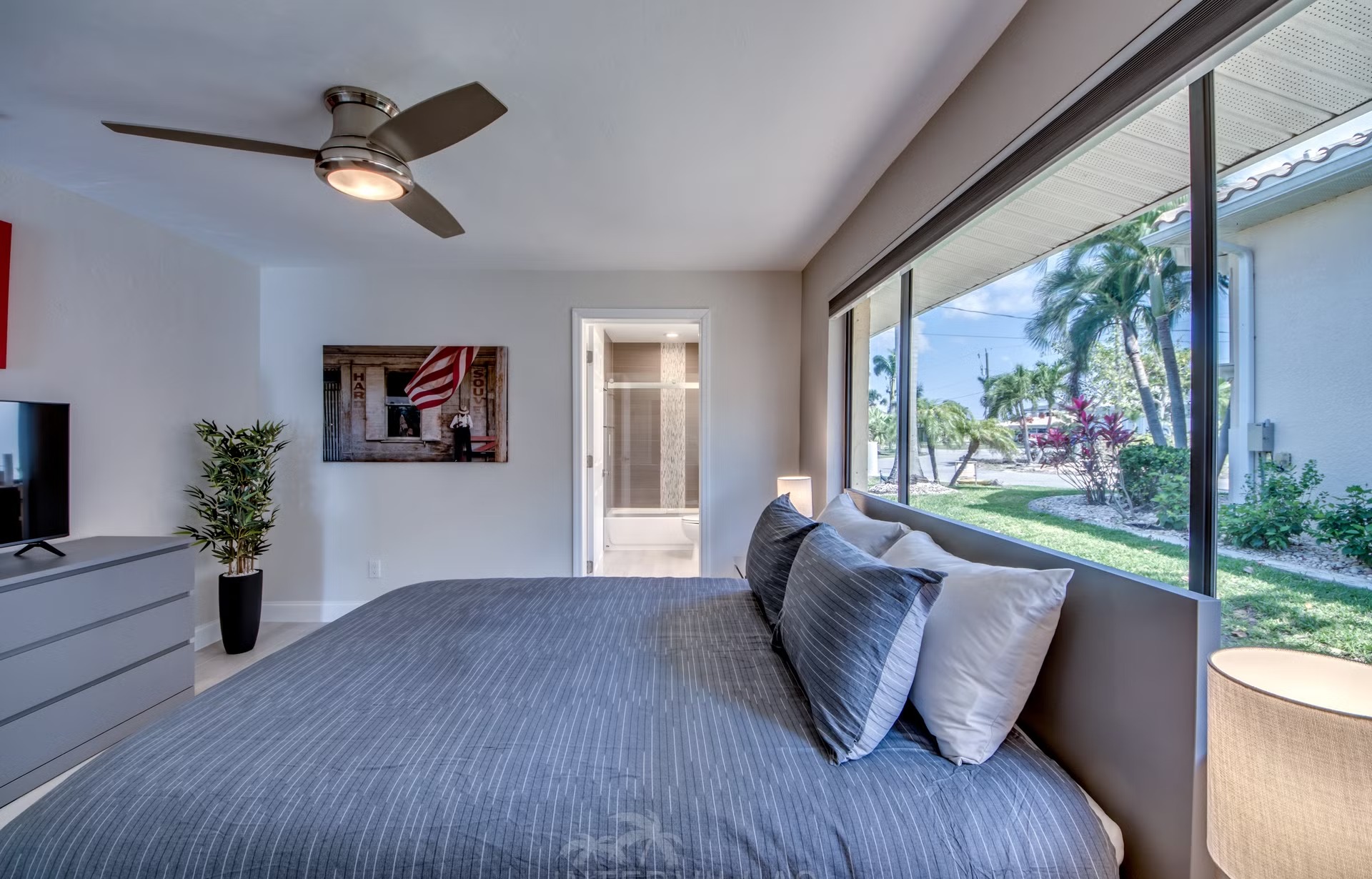 Bootsdock mit Lift am Kanal (Gulf Access) neben der Villa.