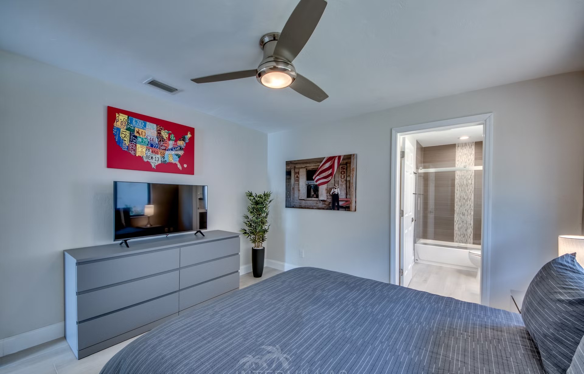 Bootsdock mit Lift am Kanal (Gulf Access) hinter dem Haus.