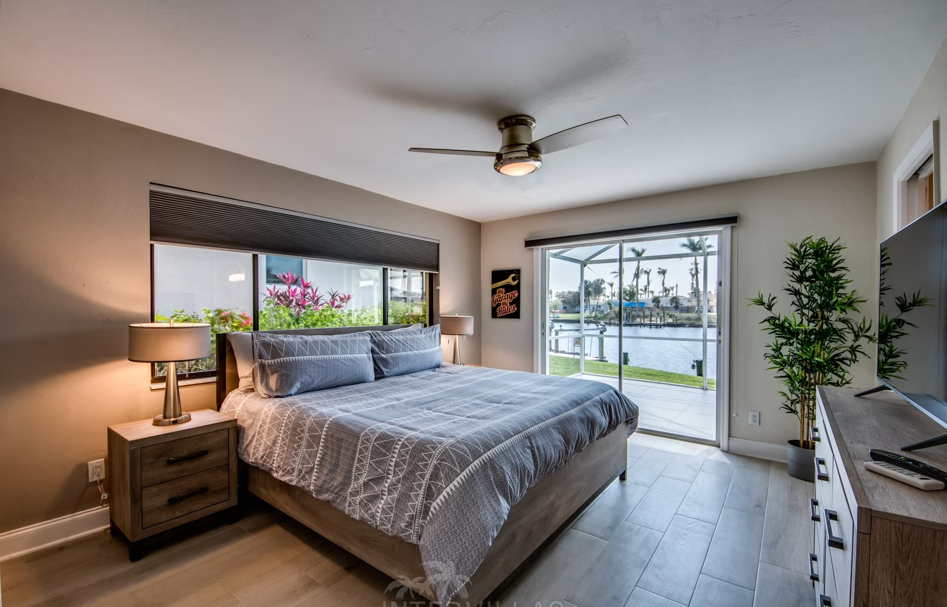 Bootsdock mit Bootslift am Kanal (Gulf Access) vor der Villa.