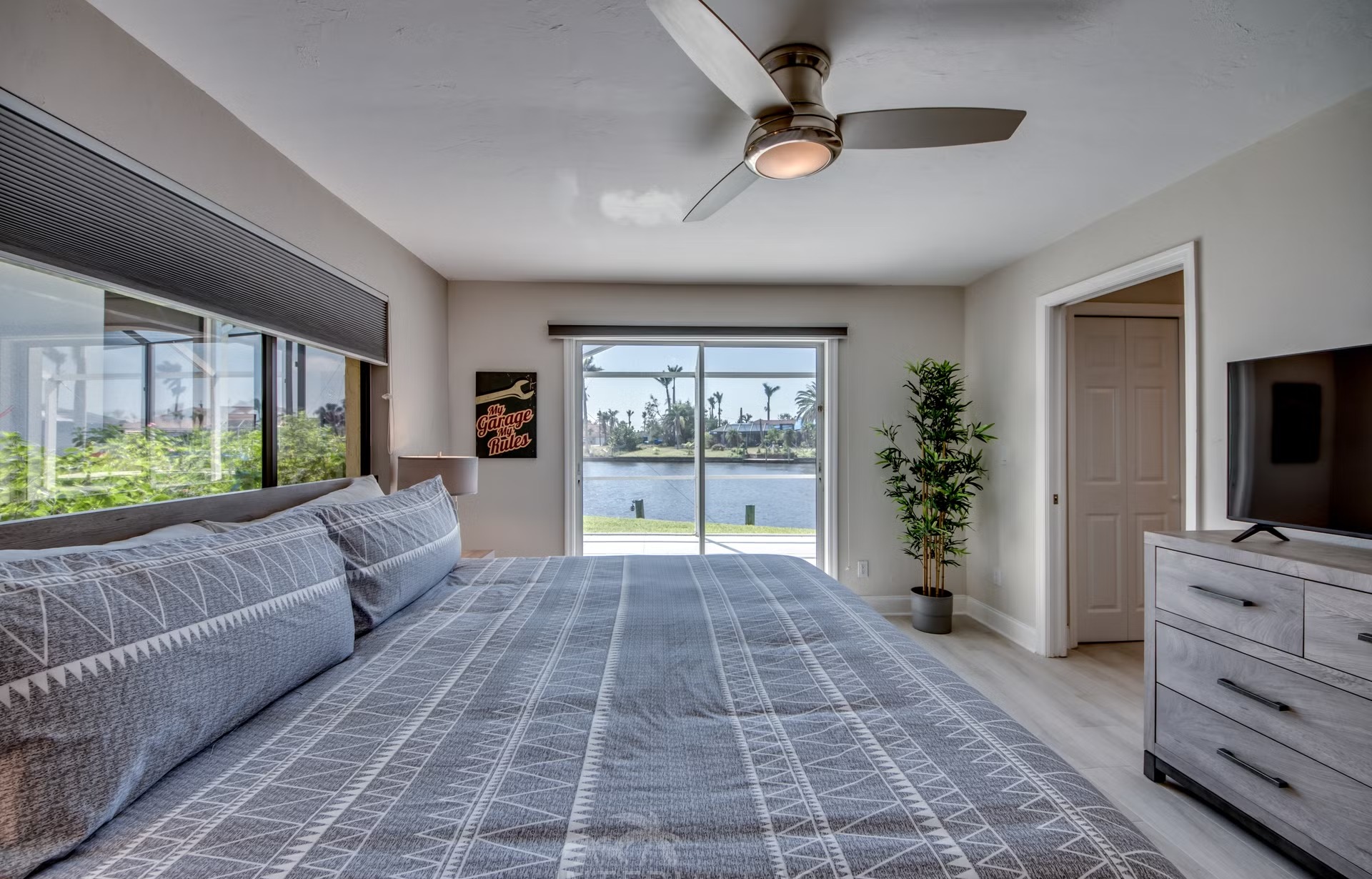 Bootsdock mit Bootslift am Kanal (Gulf Access) in Cape Coral.