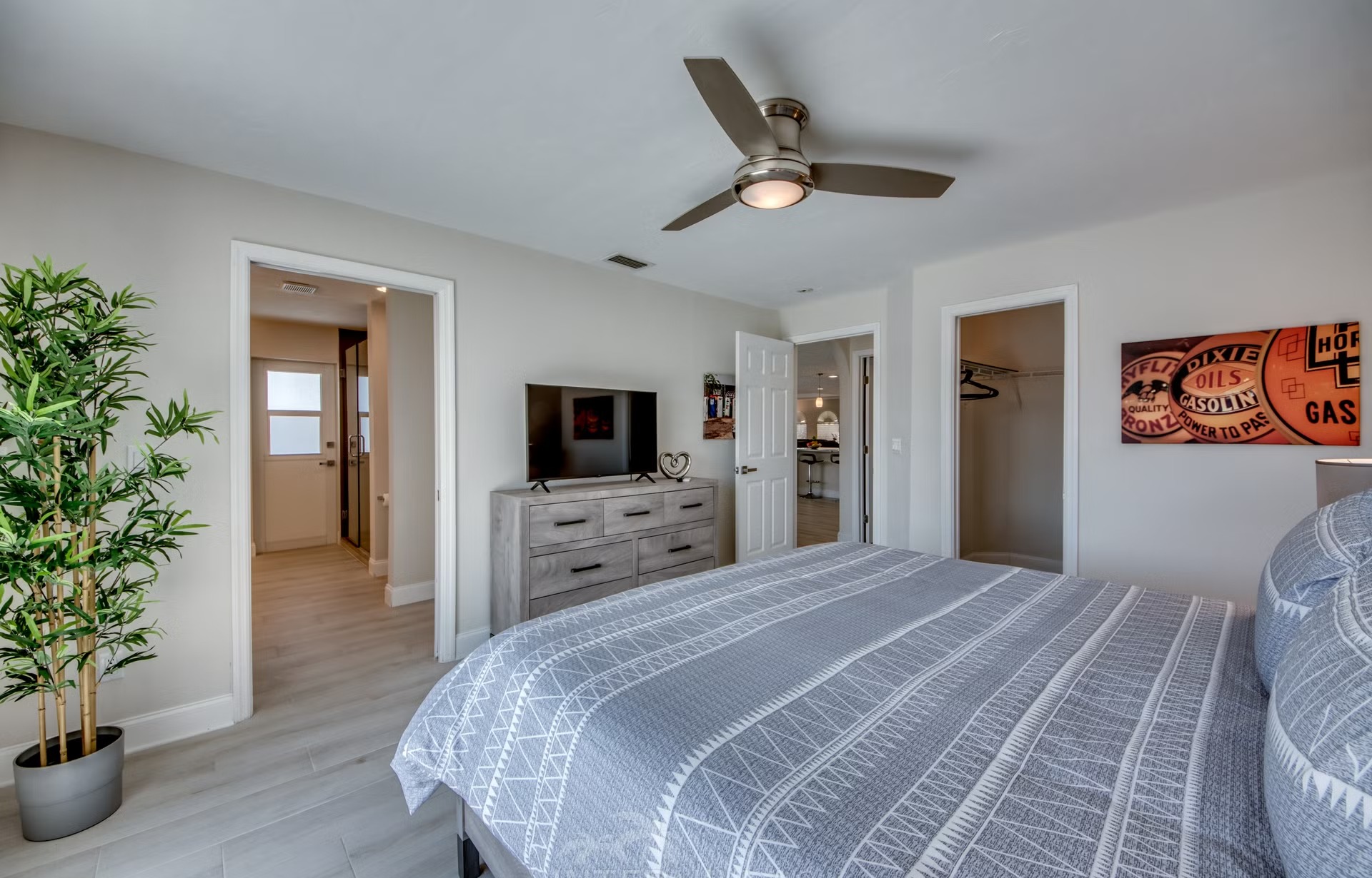 Bootsdock mit Lift am Kanal (Gulf Access) bei Sonnenuntergang.