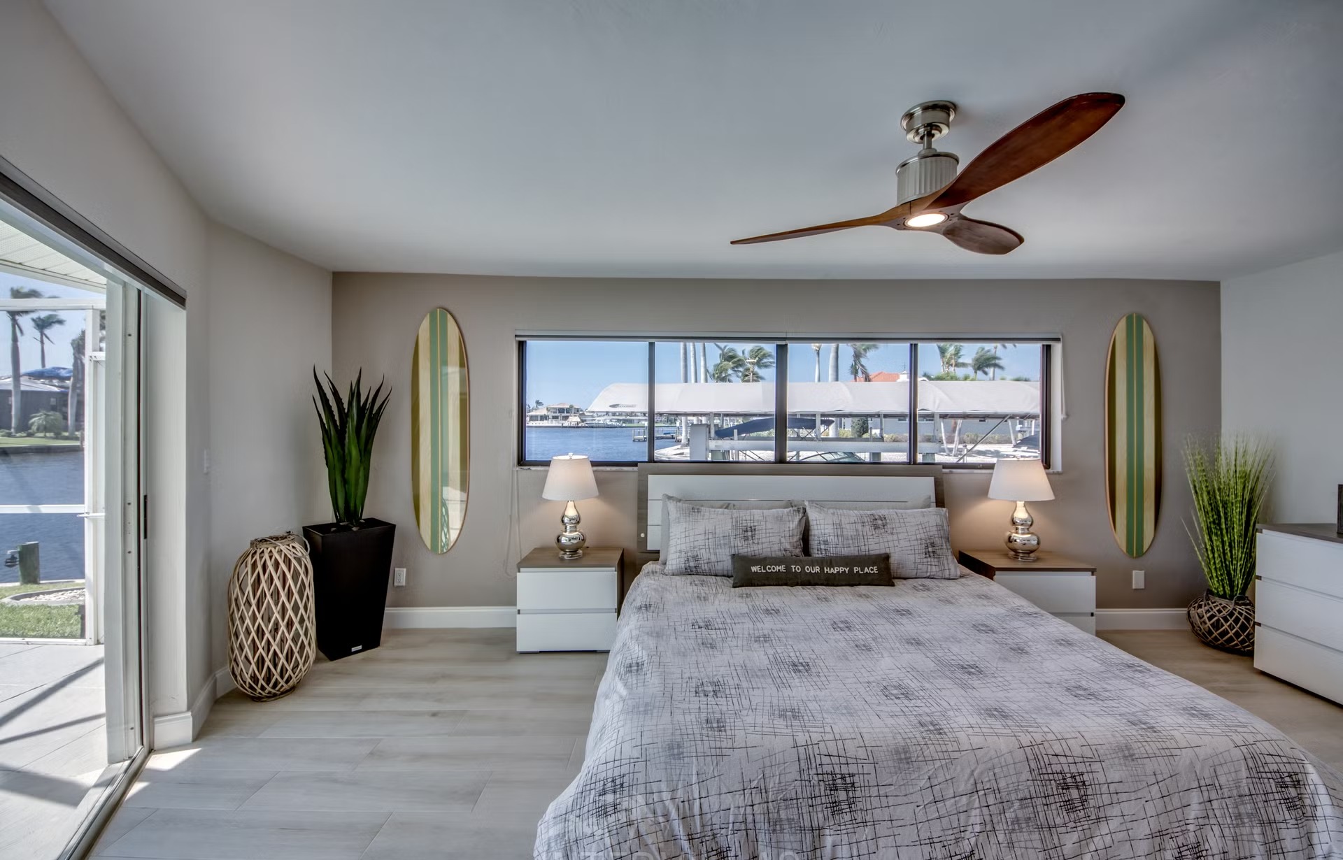 Bootsdock mit Bootslift am Kanal (Gulf Access) neben der Villa.