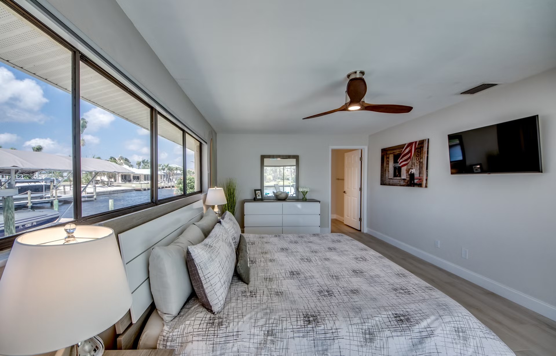 Bootsdock mit Lift am Kanal (Gulf Access) neben der Villa.