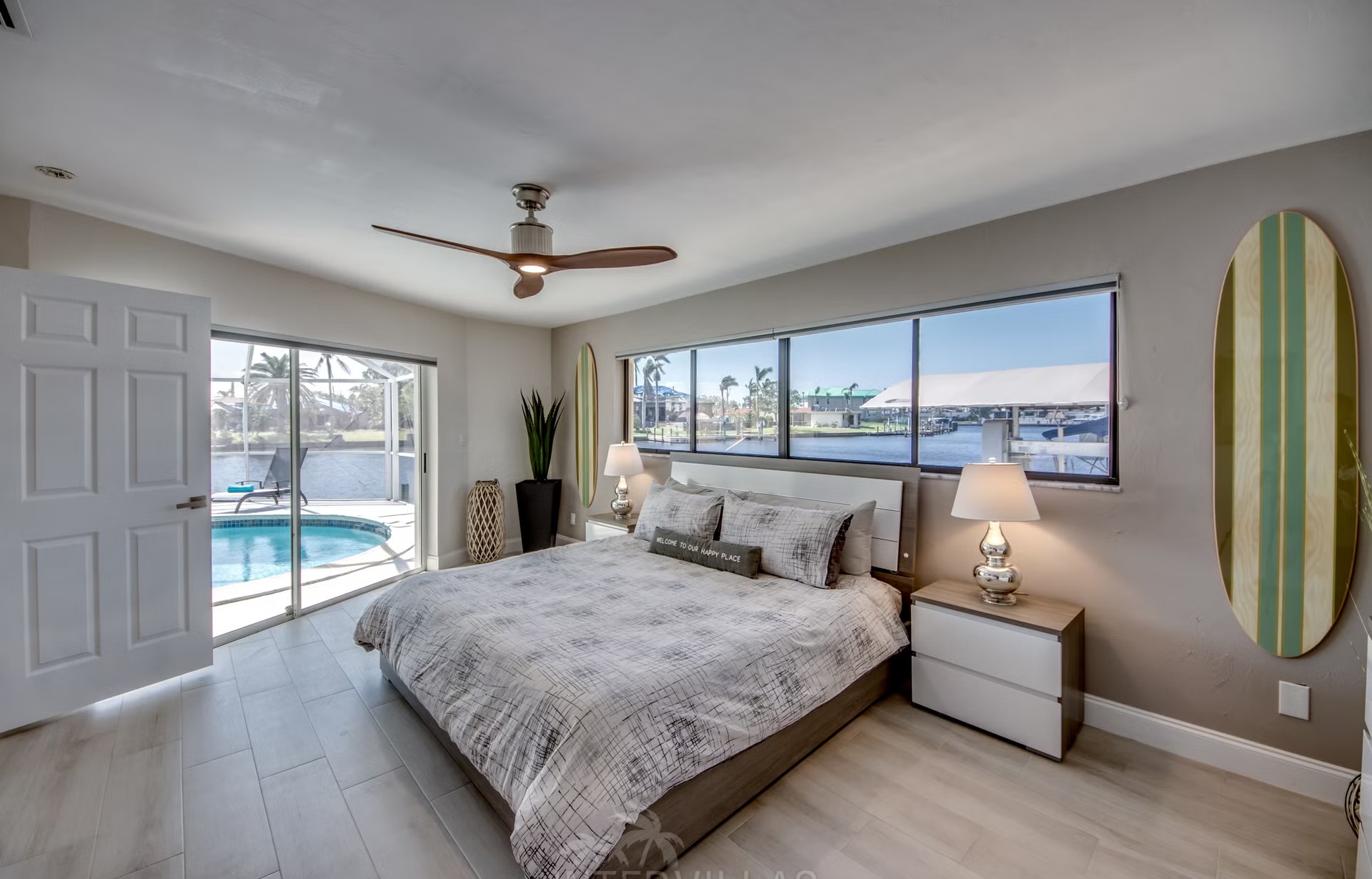 Bootsdock mit Bootslift am Kanal (Gulf Access) bei Sonnenuntergang.