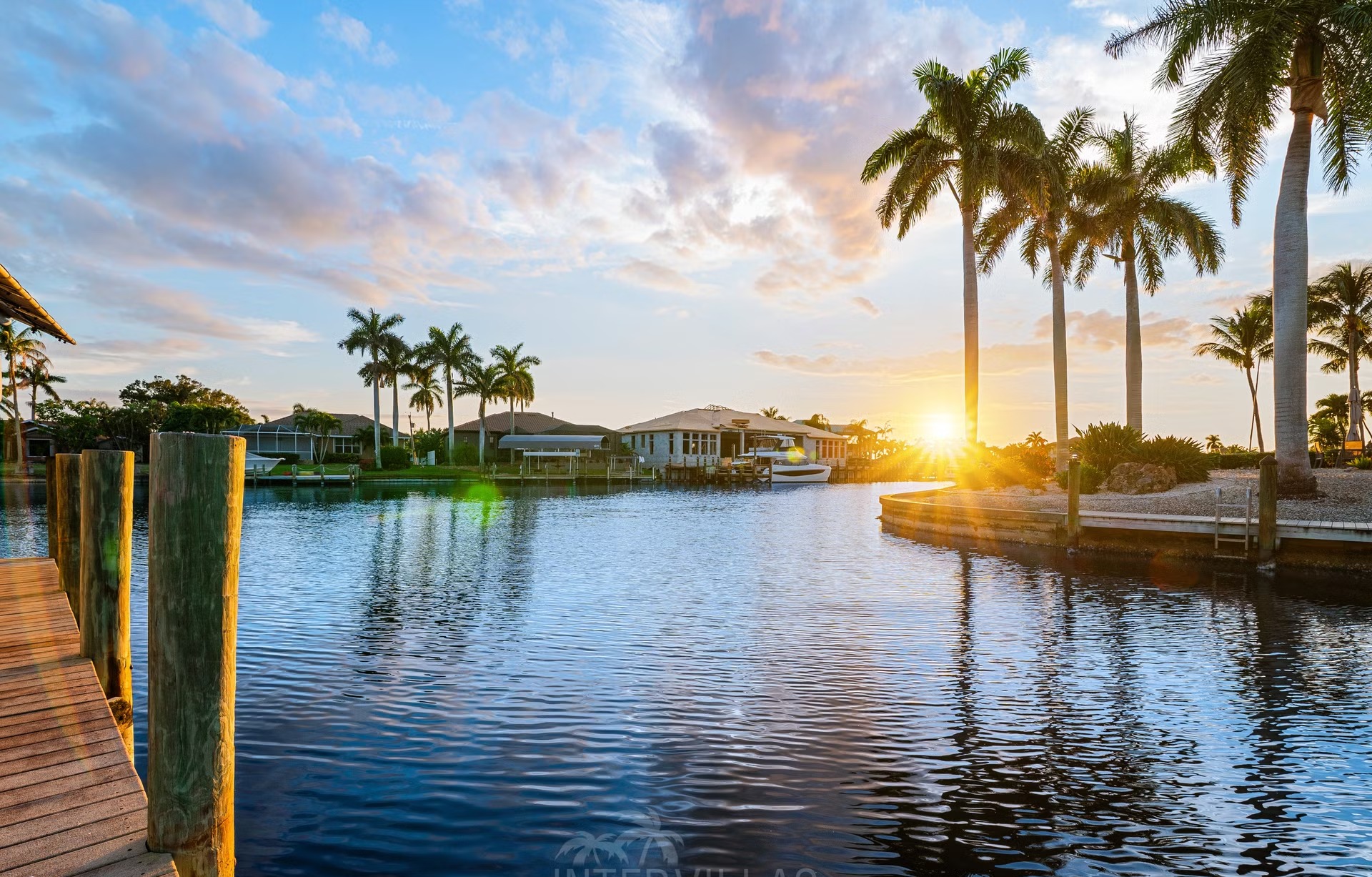 Bootsdock mit Lift am Kanal (Gulf Access) vor der Villa.