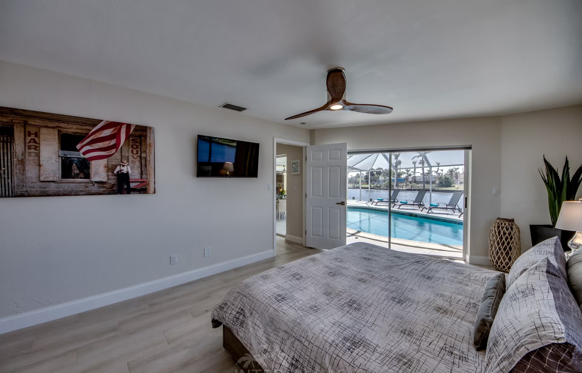 Bootsdock mit Lift am Kanal (Gulf Access) neben der Villa.