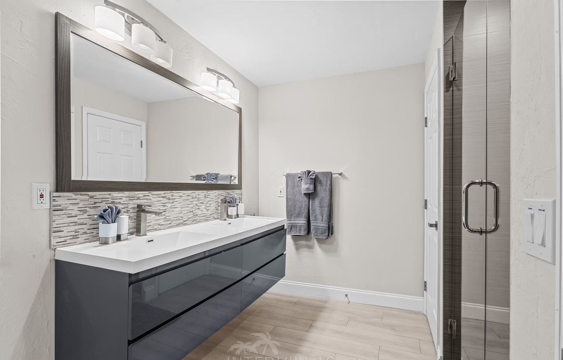 Bootsdock mit Bootslift am Kanal (Gulf Access).