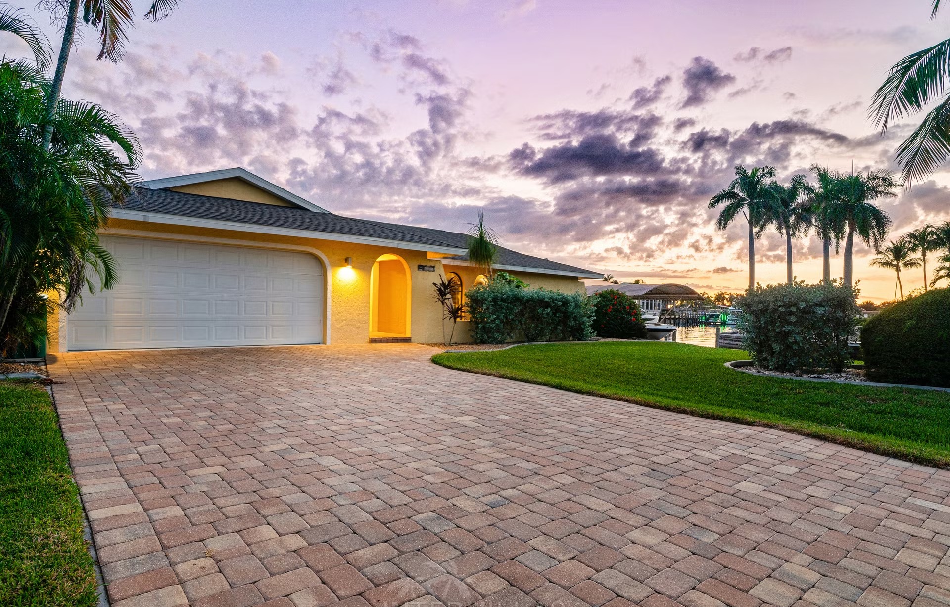 Beheizter Pool mit Blick auf den Kanal und Bootsdock.