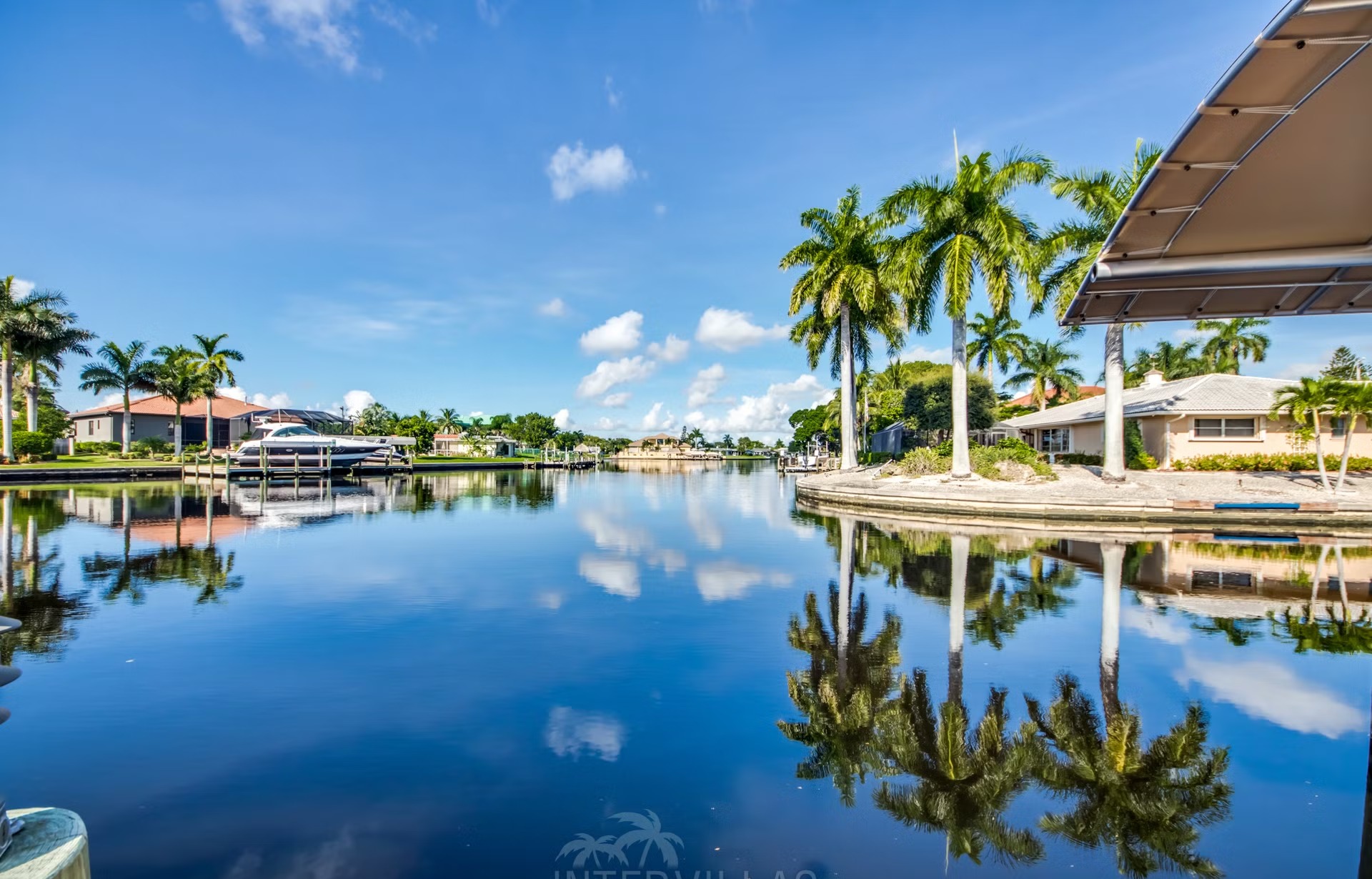 Bootsdock mit Lift am Kanal (Gulf Access) vor der Villa.