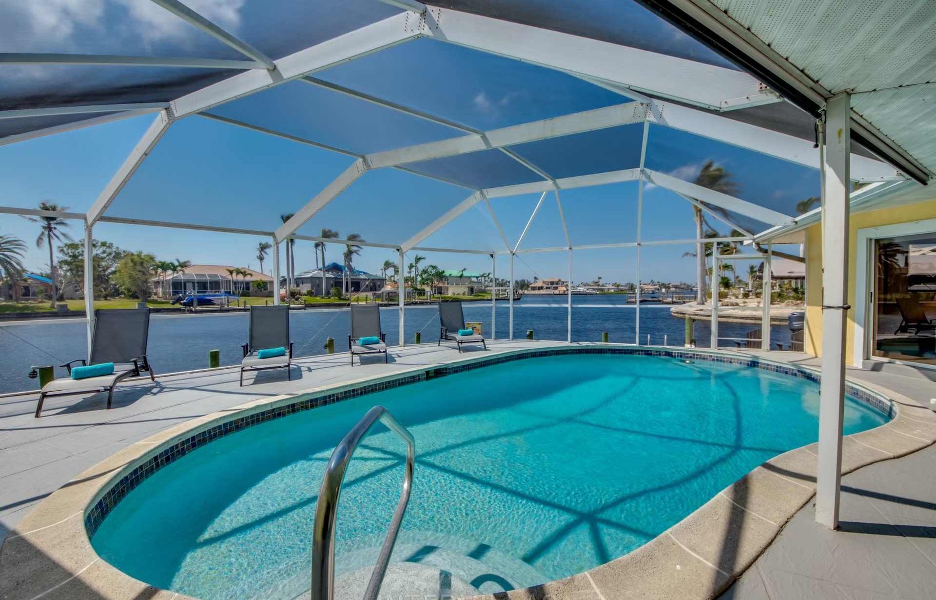 Bootsdock mit Bootslift am Kanal (Gulf Access)