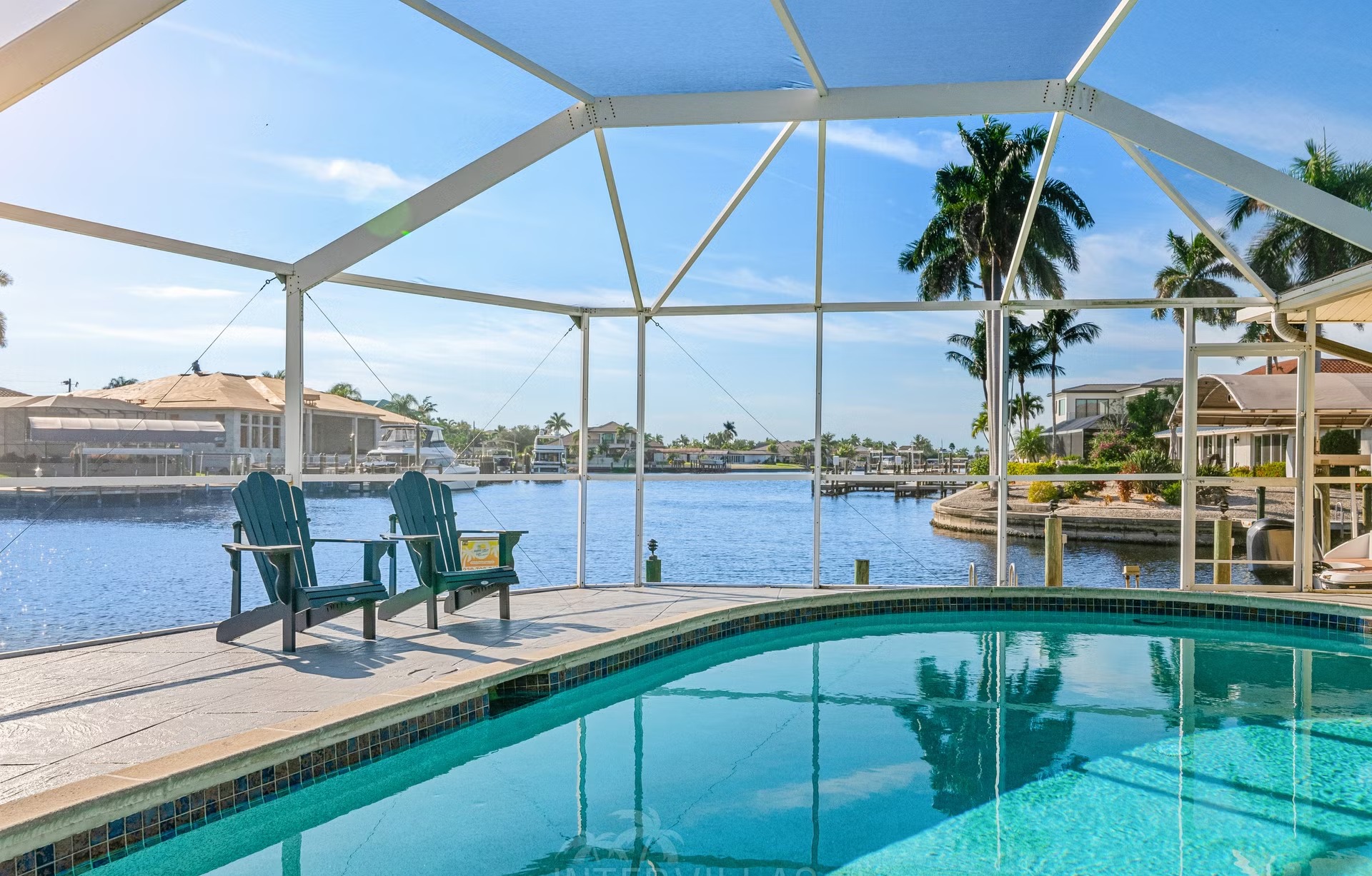 Bootsdock mit Bootslift am Kanal (Gulf Access) neben der Villa.