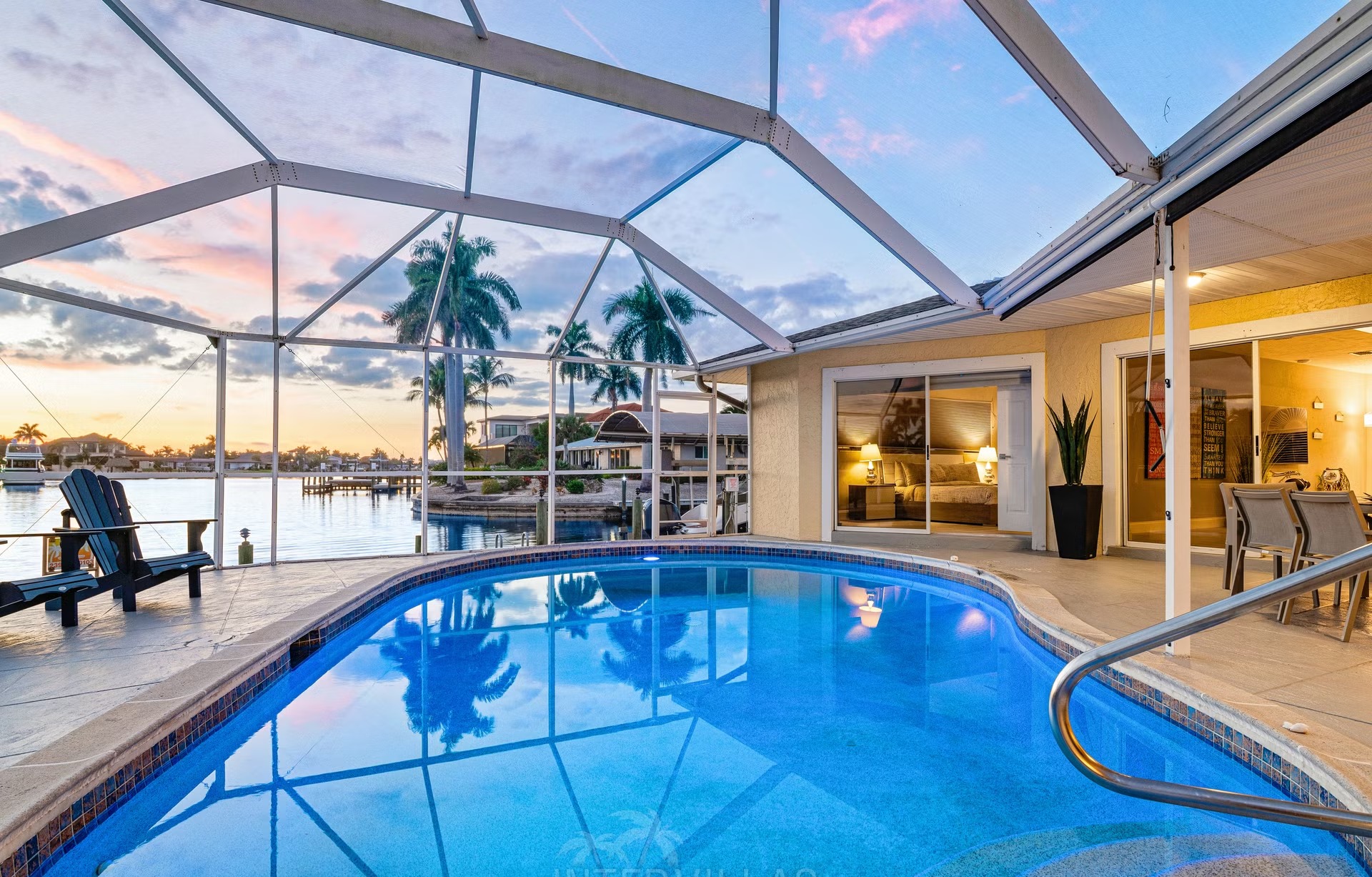 Bootsdock mit Bootslift am Kanal (Gulf Access) neben der Villa.