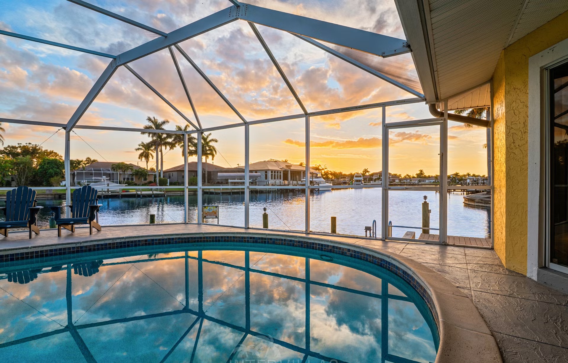 Bootsdock mit Lift am Kanal (Gulf Access) neben der Villa.