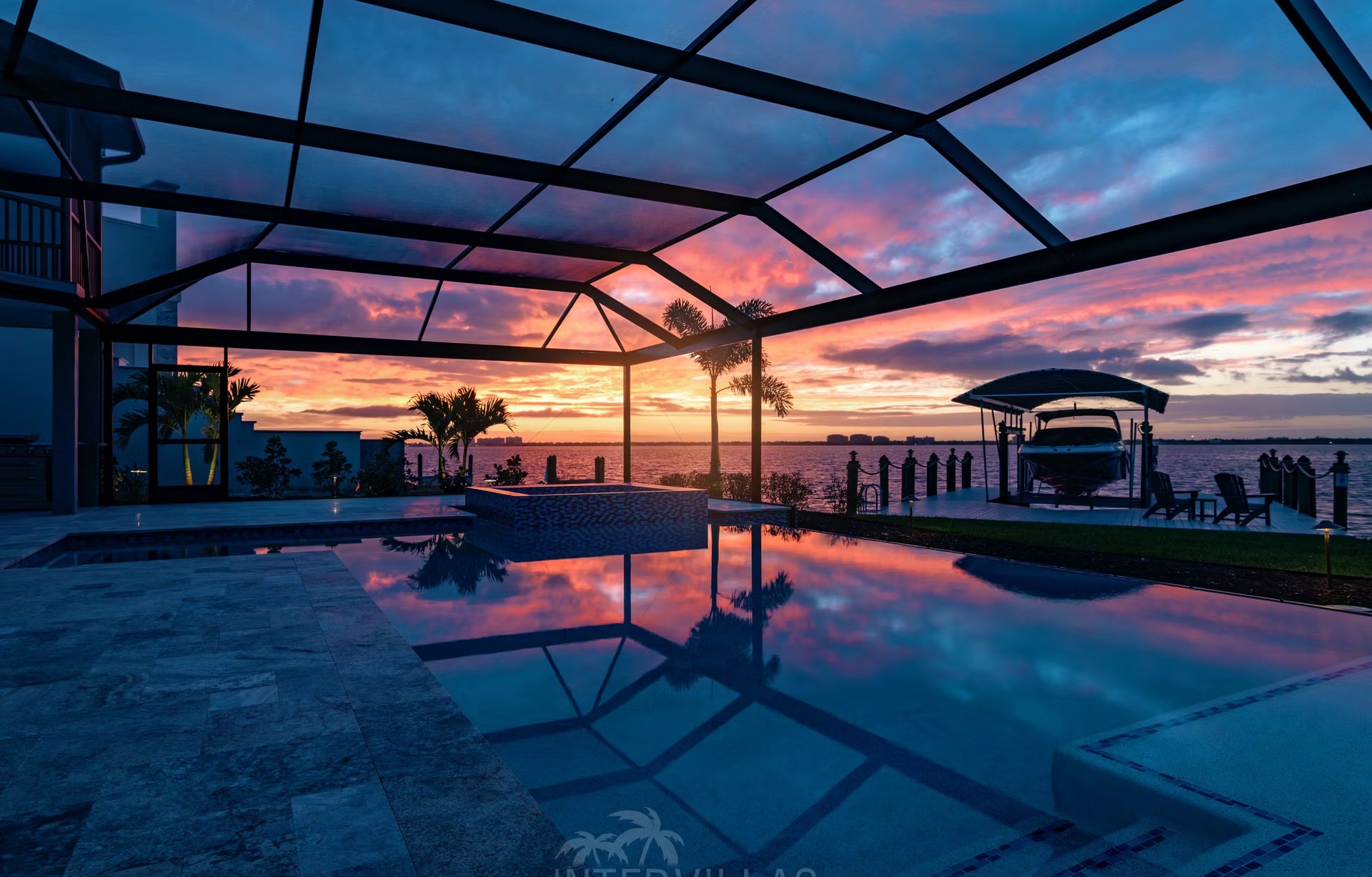 Infinity-Salzwasserpool mit Spa und Blick auf den Fluss.
