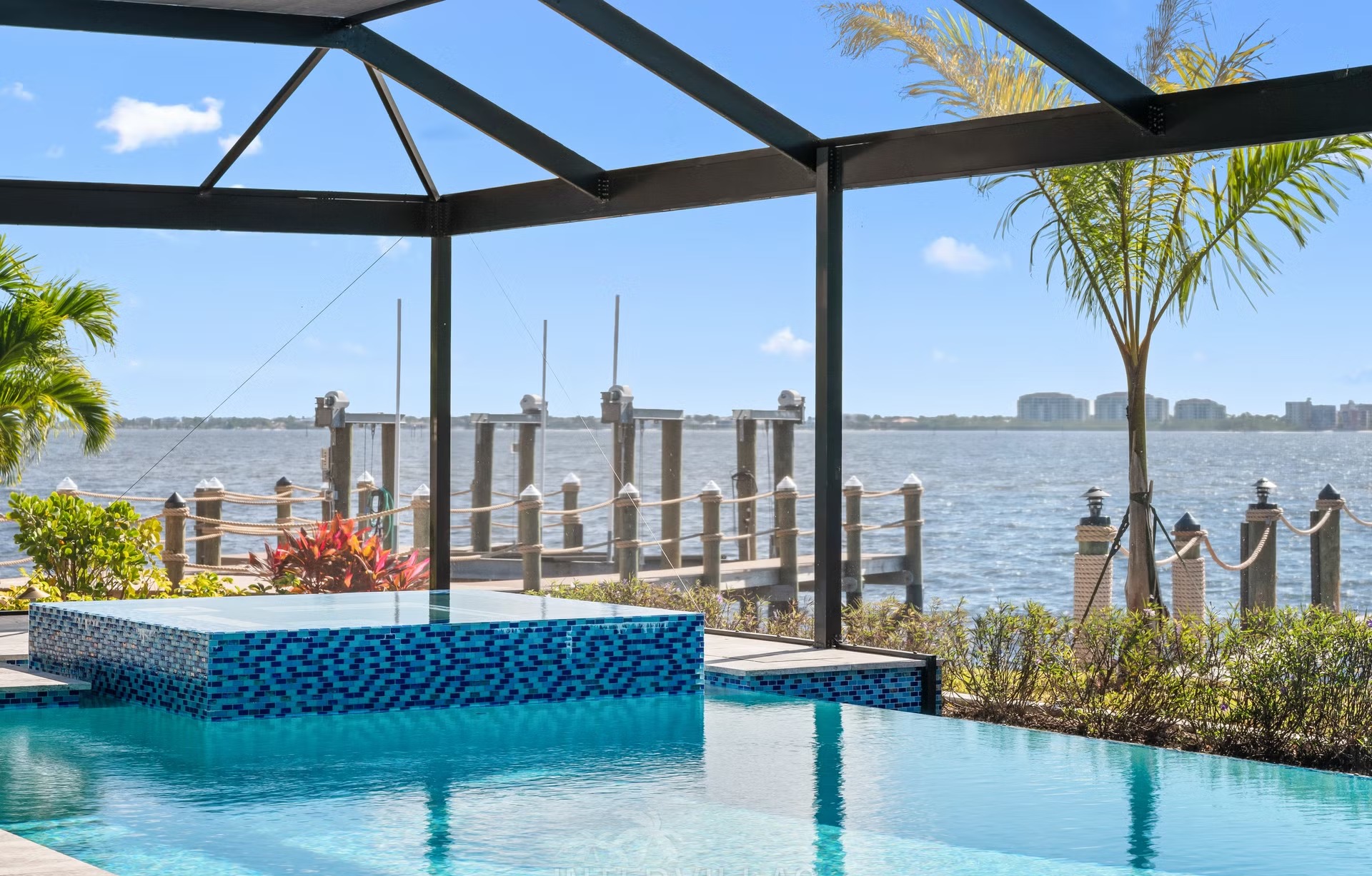 Infinity-Salzwasserpool mit Spa und Blick auf den Fluss.