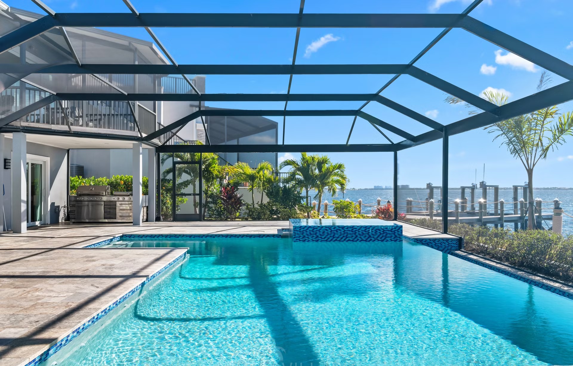 Infinity-Salzwasserpool mit Spa und Blick aufs Wasser.