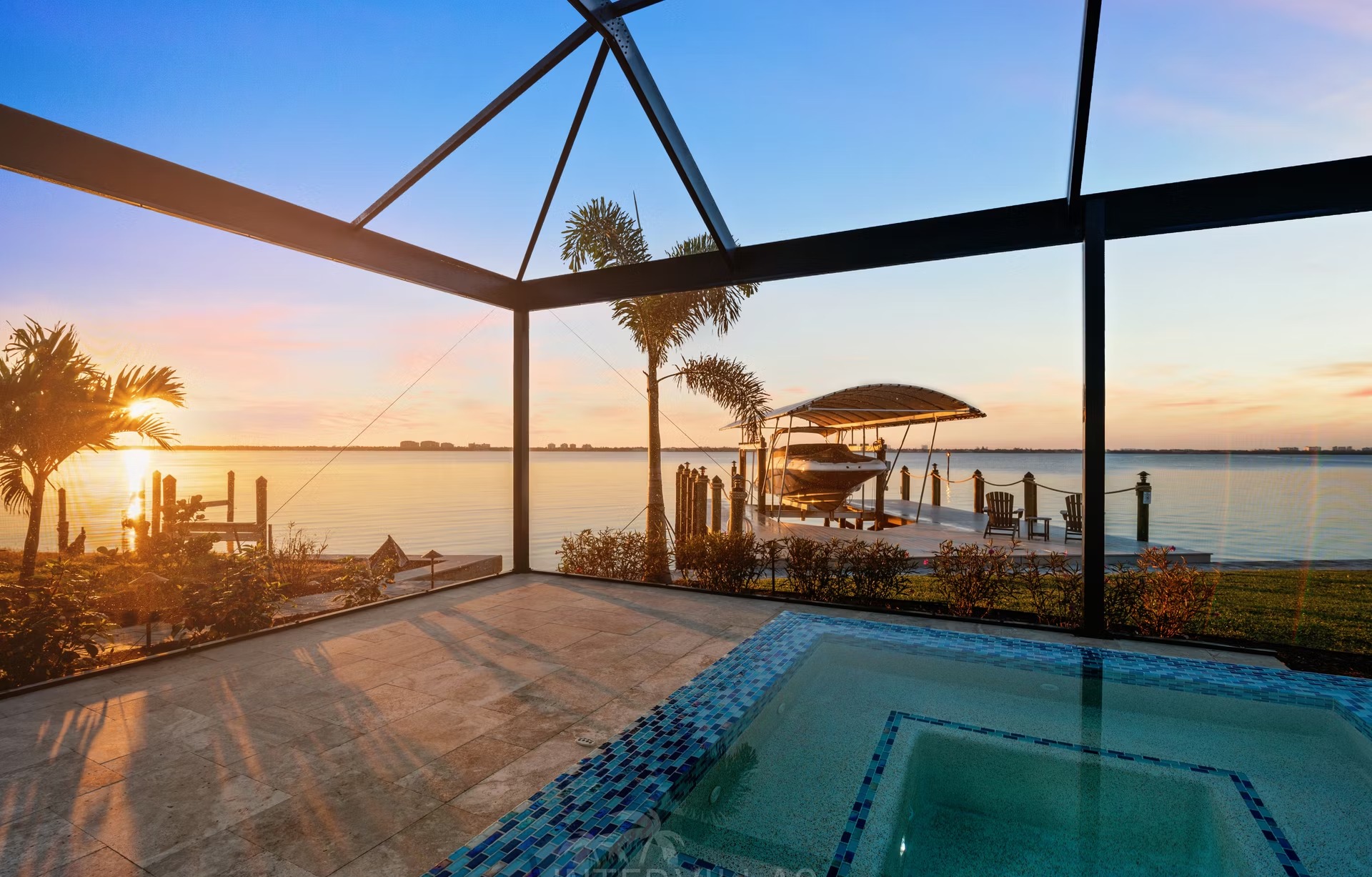 Infinity-Salzwasserpool mit Spa/Whirlpool und Blick aufs Wasser.
