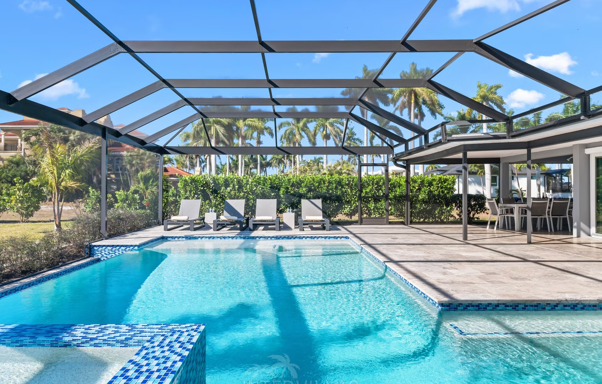 Infinity-Salzwasserpool mit Spa und Blick aufs Wasser.