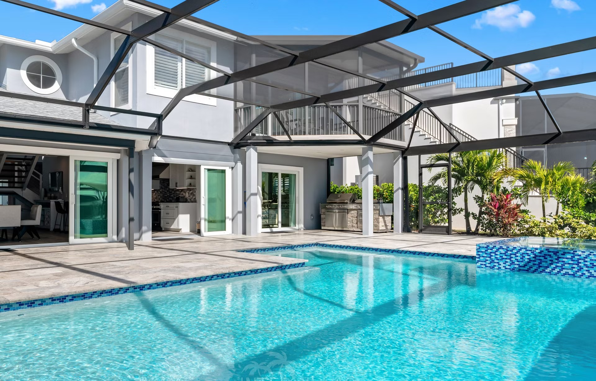 Stilvolle Waterfront-Villa am Fluss mit Infinity-Salzwasserpool, Spa und Bootsdock.