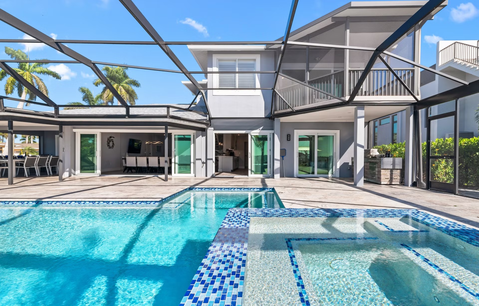 Infinity-Salzwasserpool mit Spa und Blick auf den Fluss.