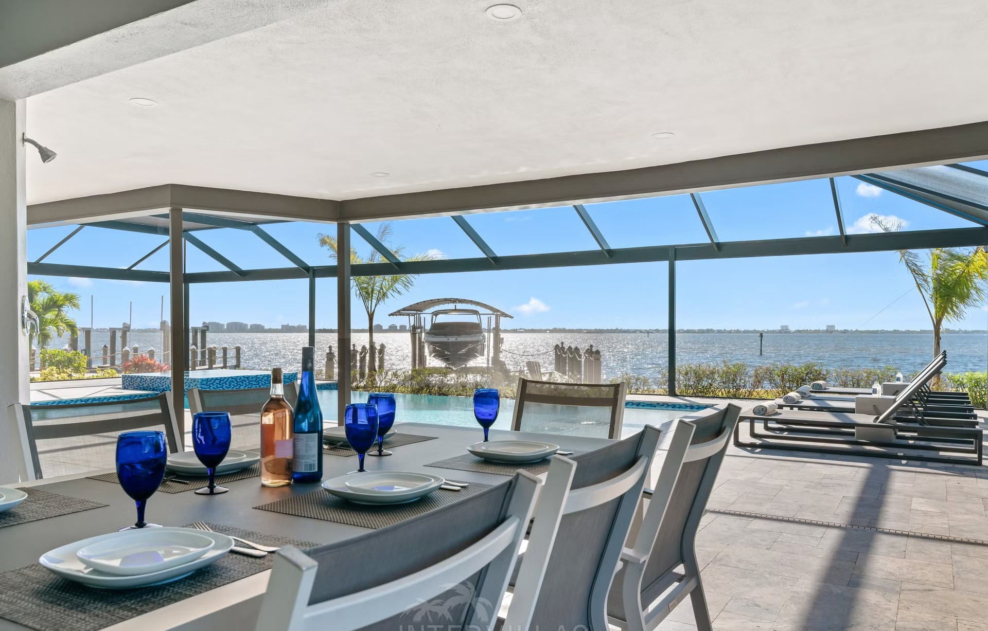 Infinity-Salzwasserpool mit Spa und Blick aufs Wasser.