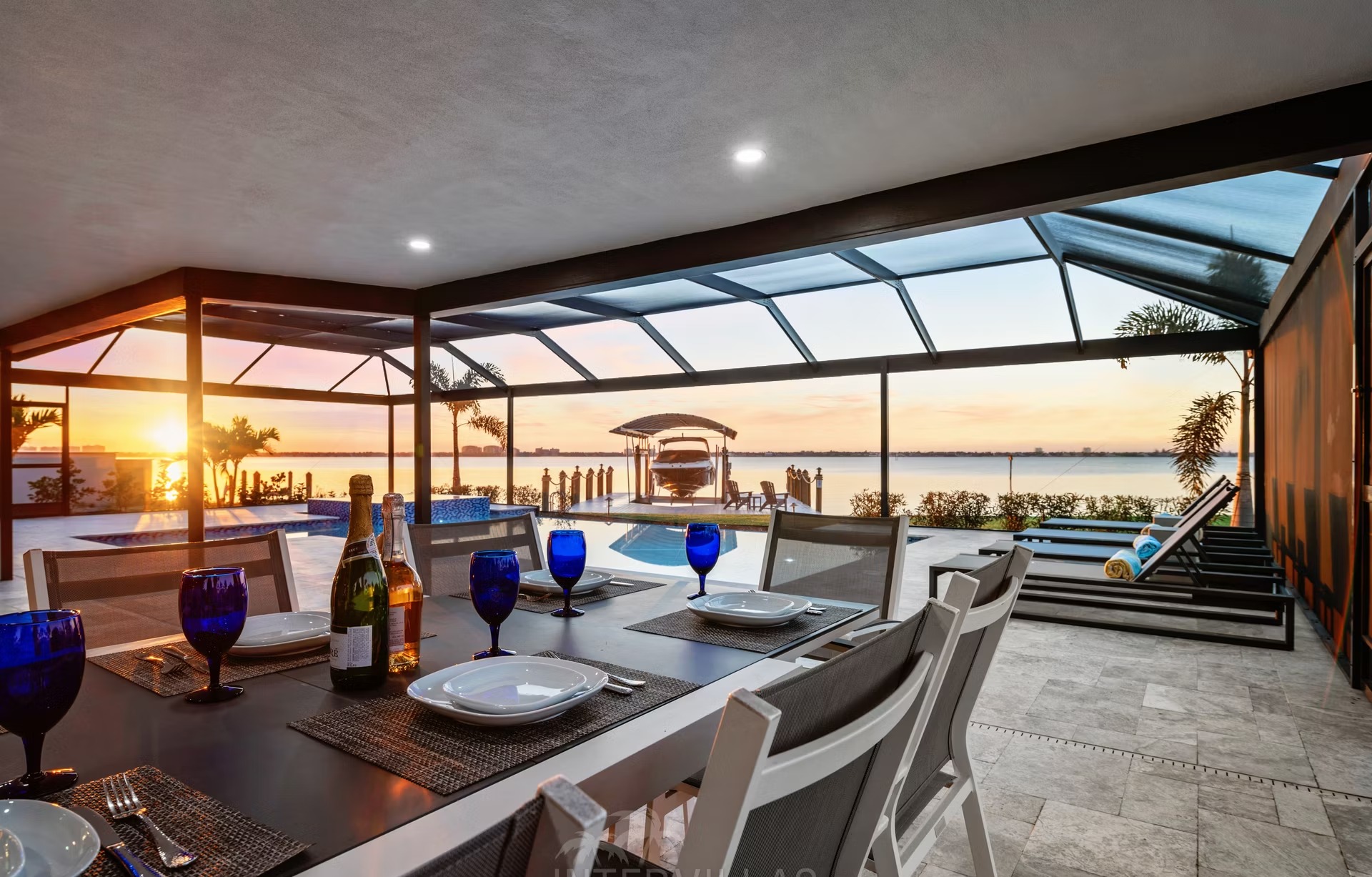 Infinity-Salzwasserpool mit Spa und Blick aufs Wasser.