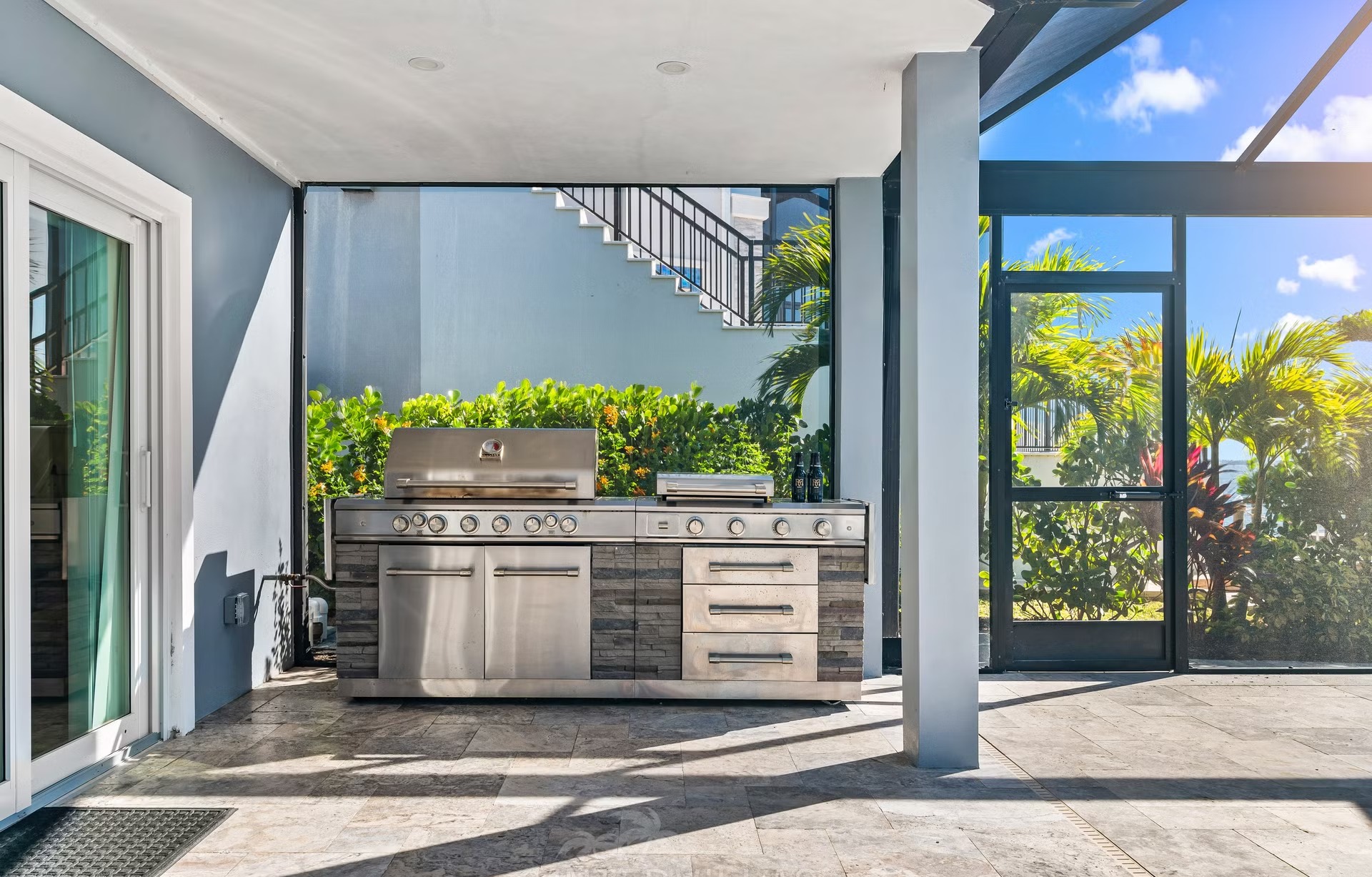 Infinity-Salzwasserpool mit Spa und Blick aufs Wasser.