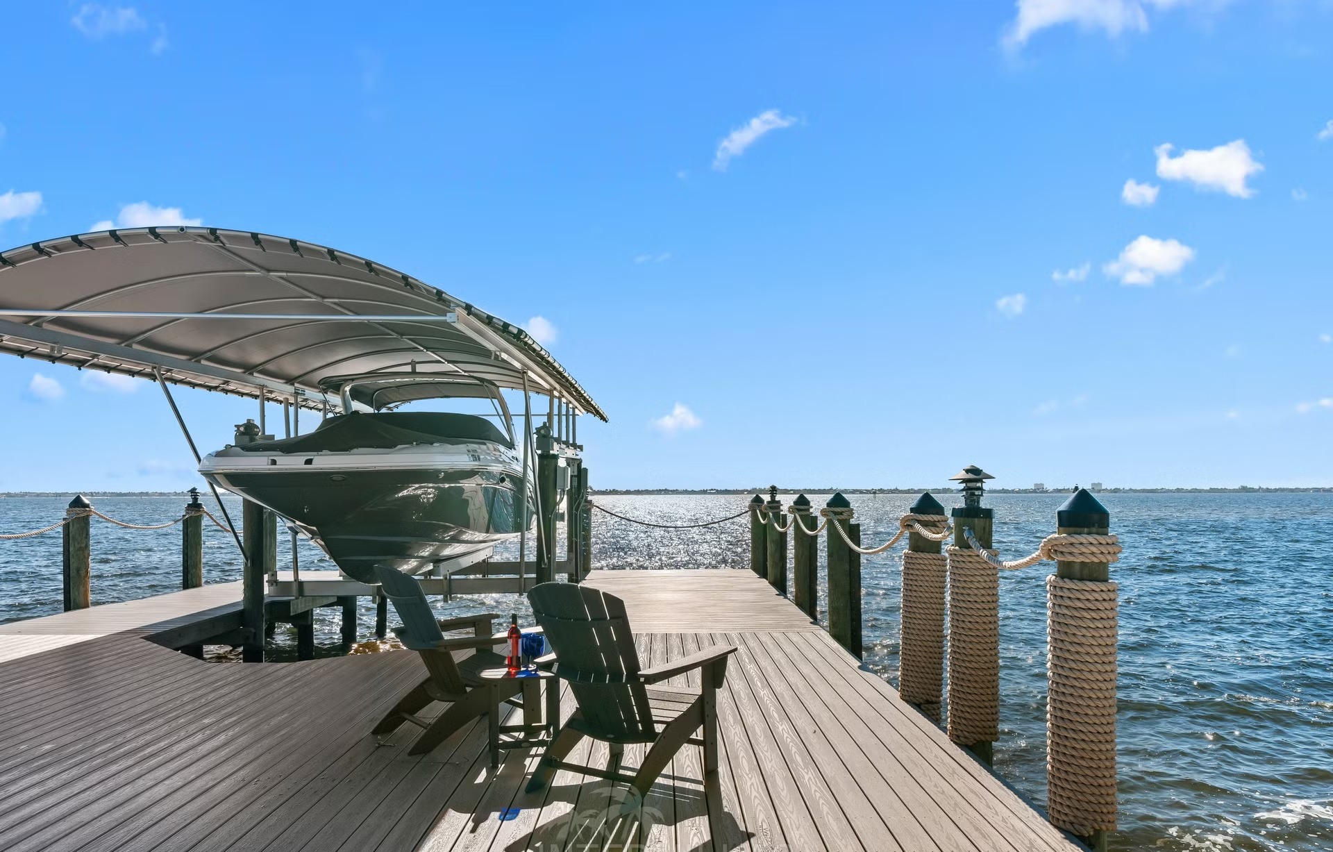 Infinity-Salzwasserpool mit Spa und Blick aufs Wasser.