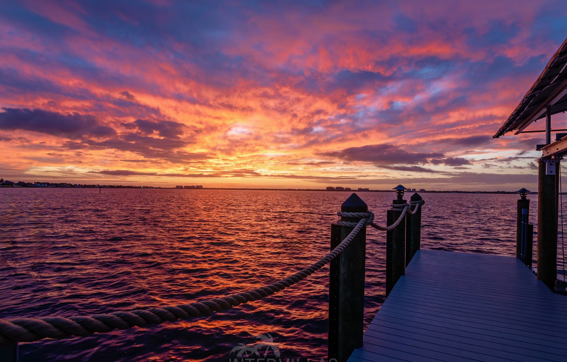 Infinity-Salzwasserpool mit Spa und Blick aufs Wasser.