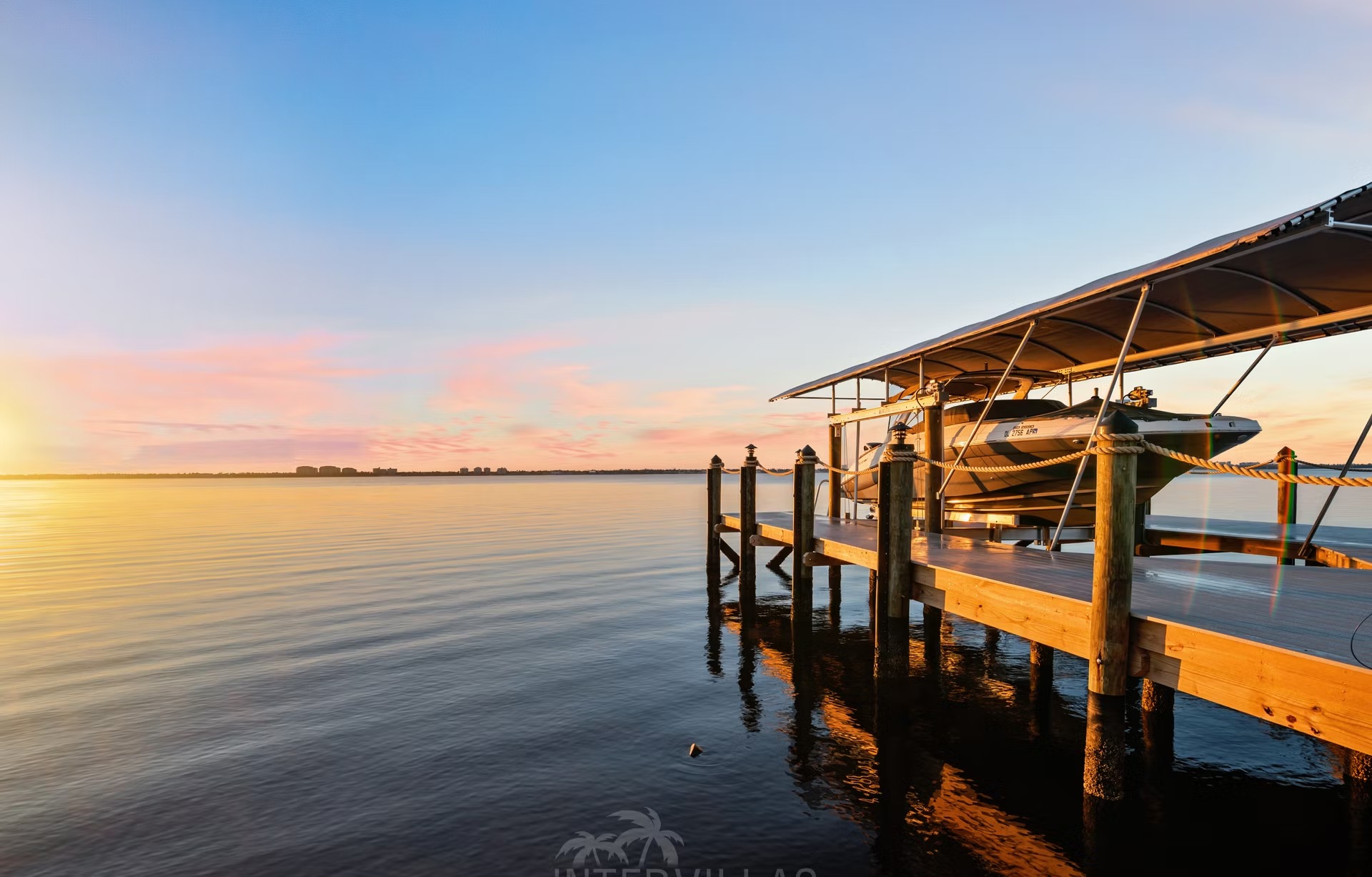Infinity-Salzwasserpool mit Spa/Whirlpool und Liegen in Südausrichtung am Wasser.